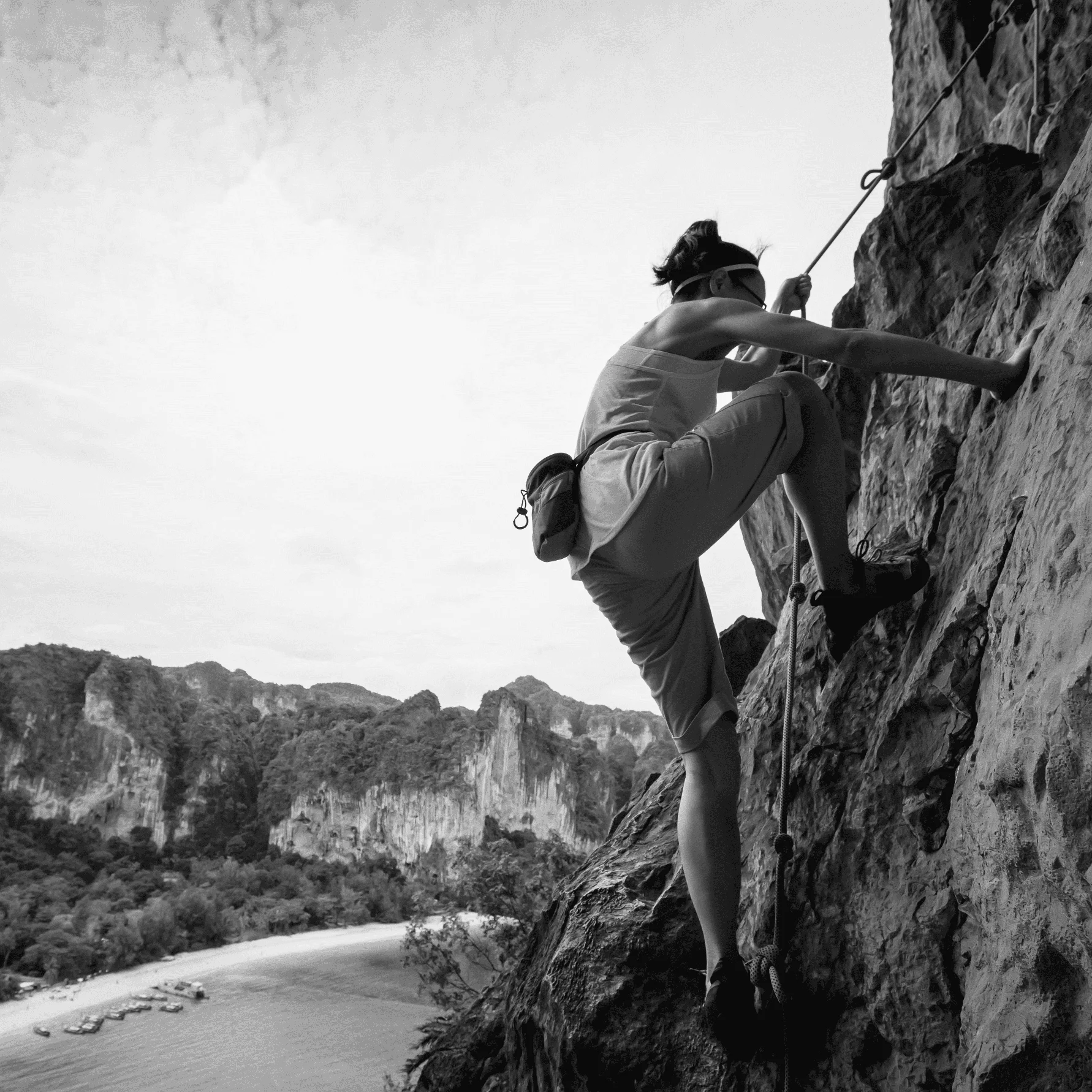 Femme escaladant une montagne