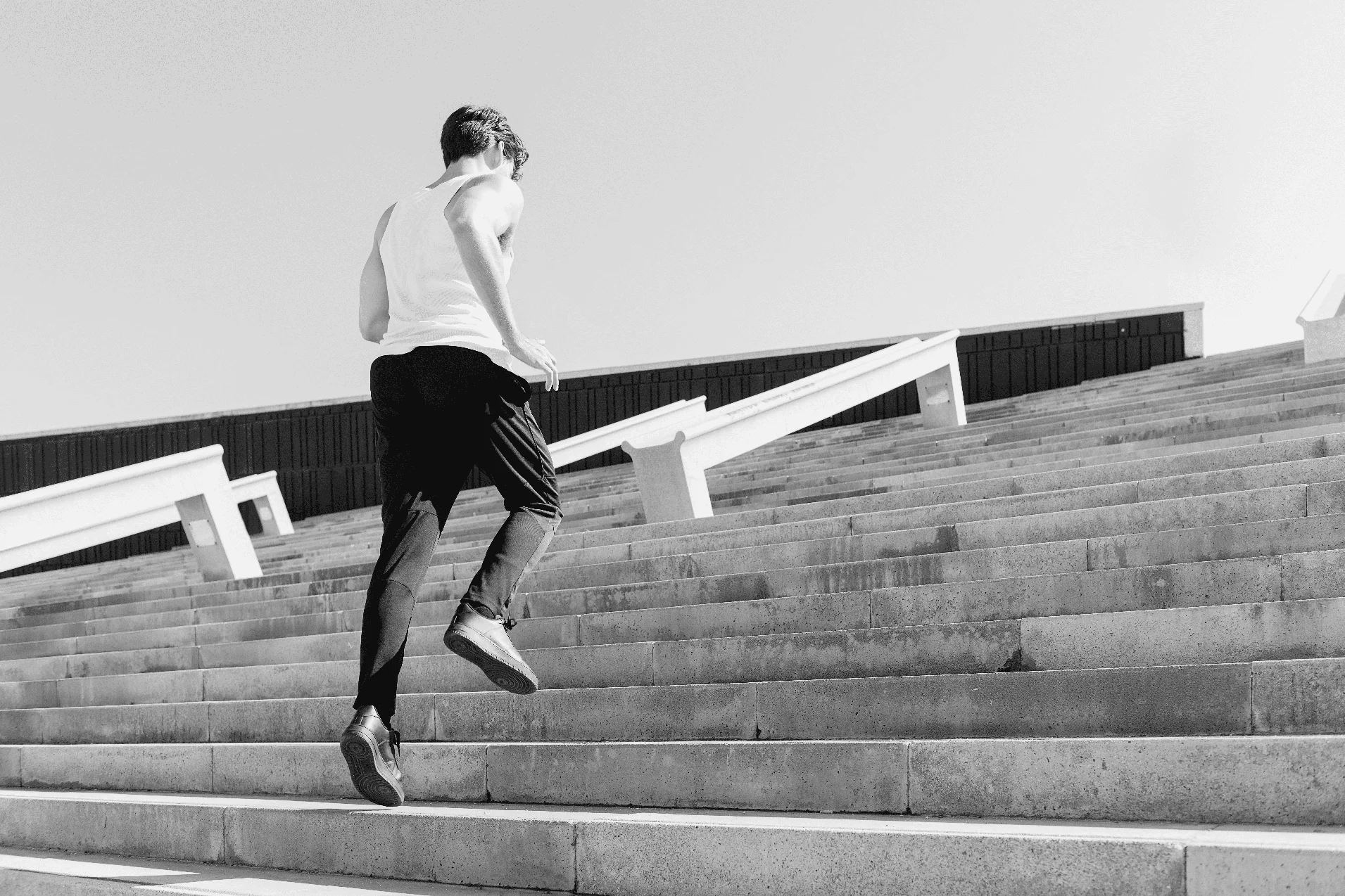 Sportif montant un escalier pendant son entraînement