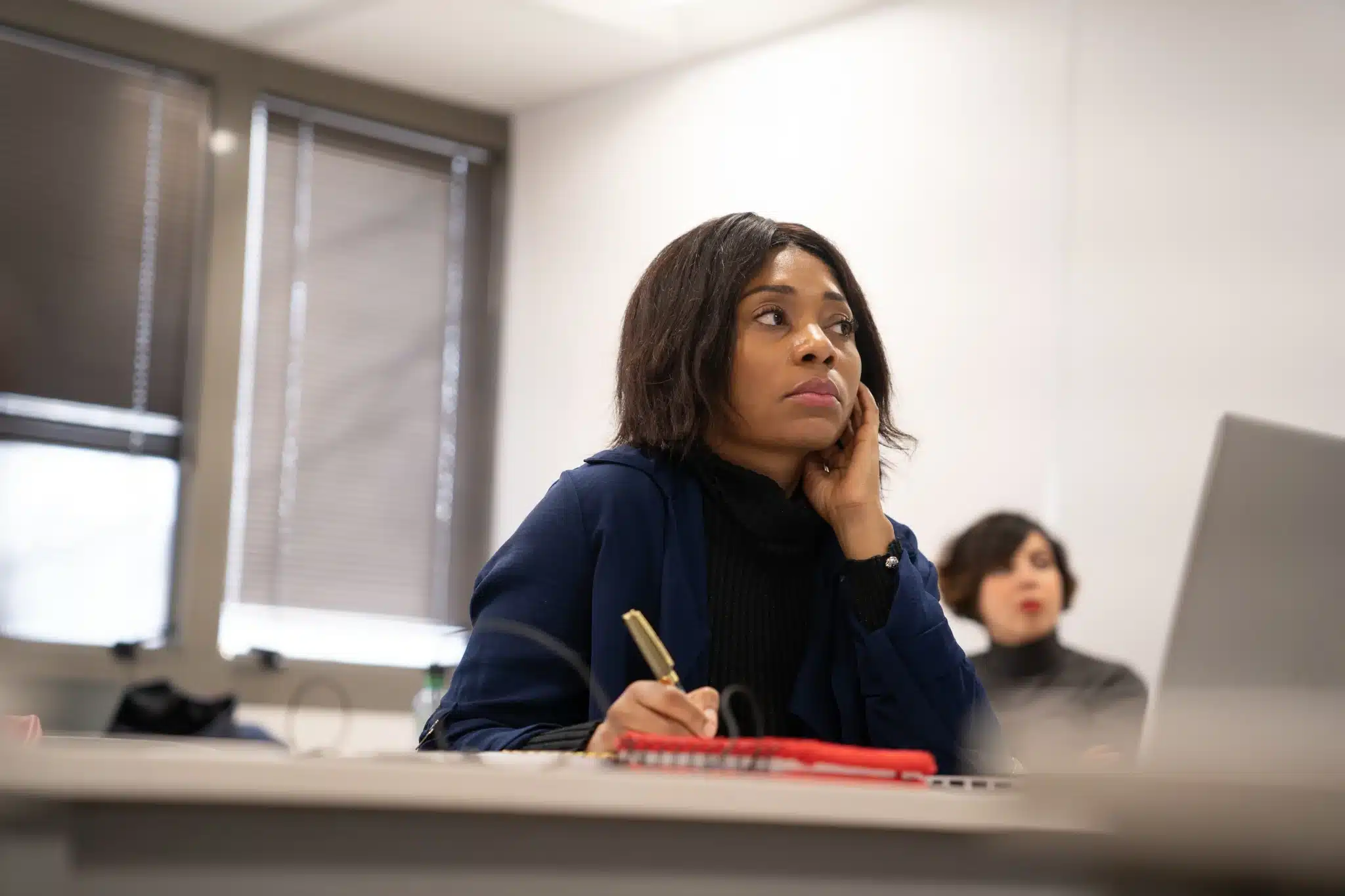 Apprenante concentrée sur le formateur