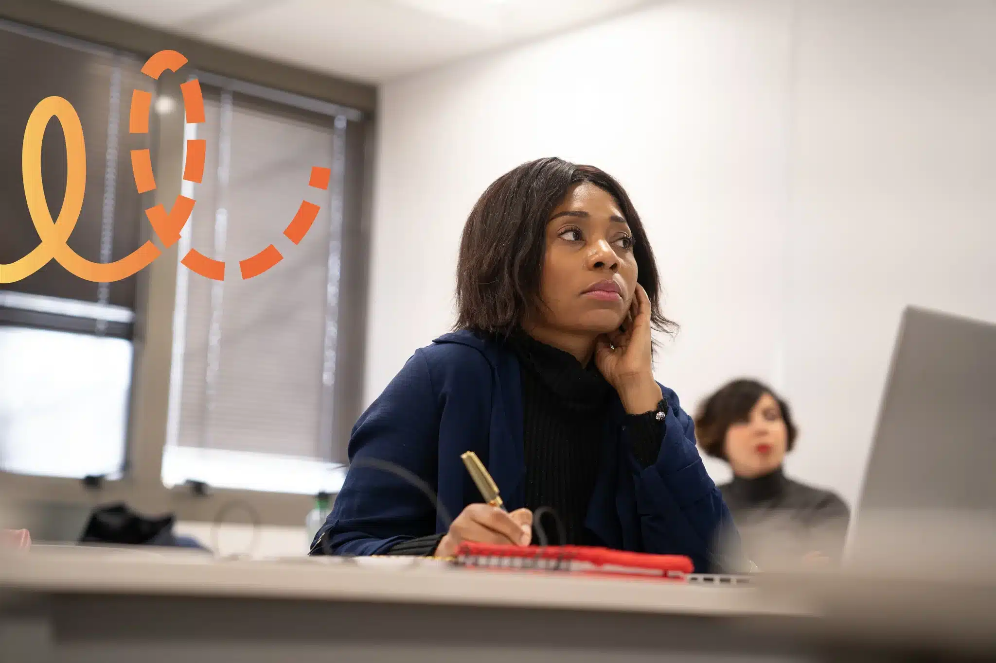 Apprenante concentrée sur le formateur