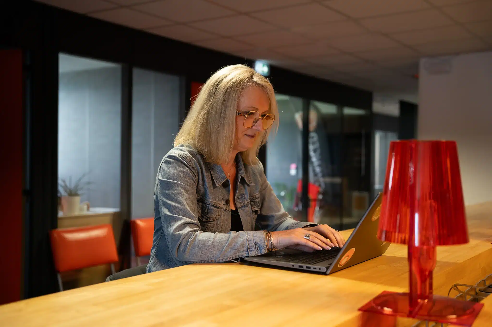 Apprenante concentrée sur son ordinateur (2)