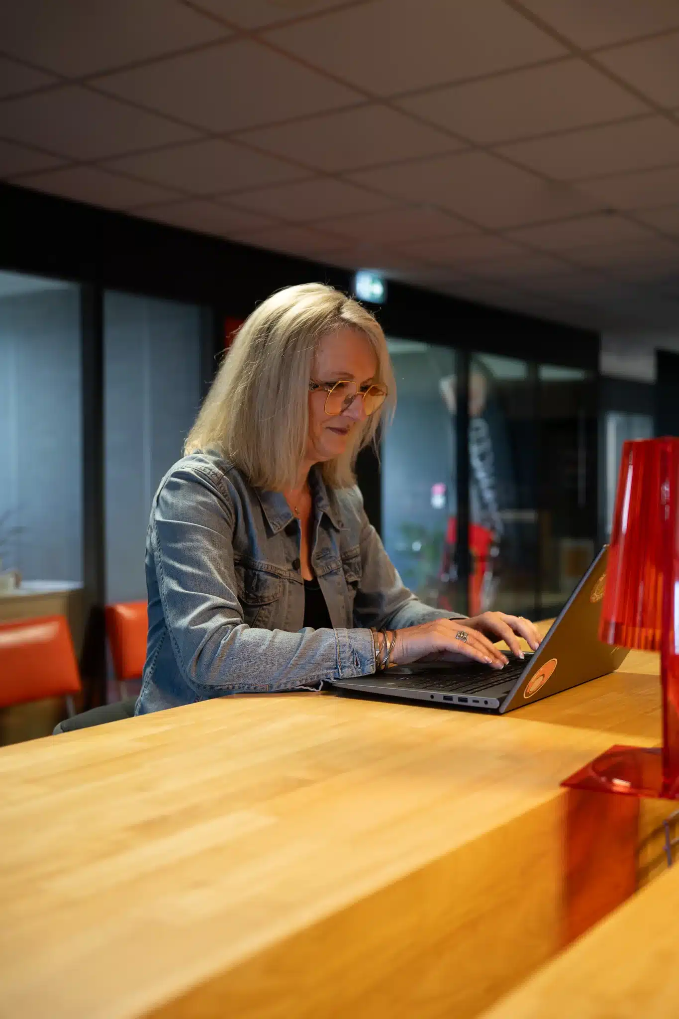 Apprenante concentrée sur son ordinateur