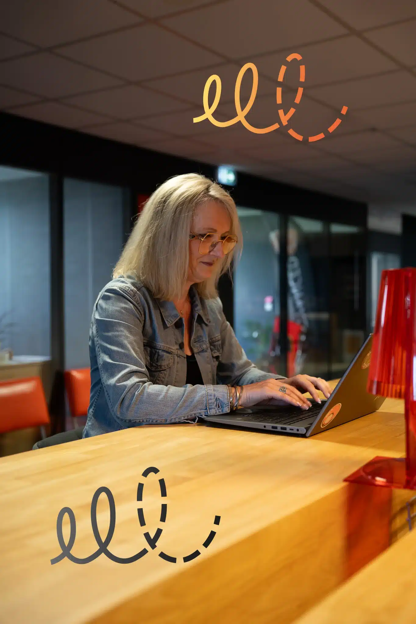 Apprenante concentrée sur son ordinateur (2)