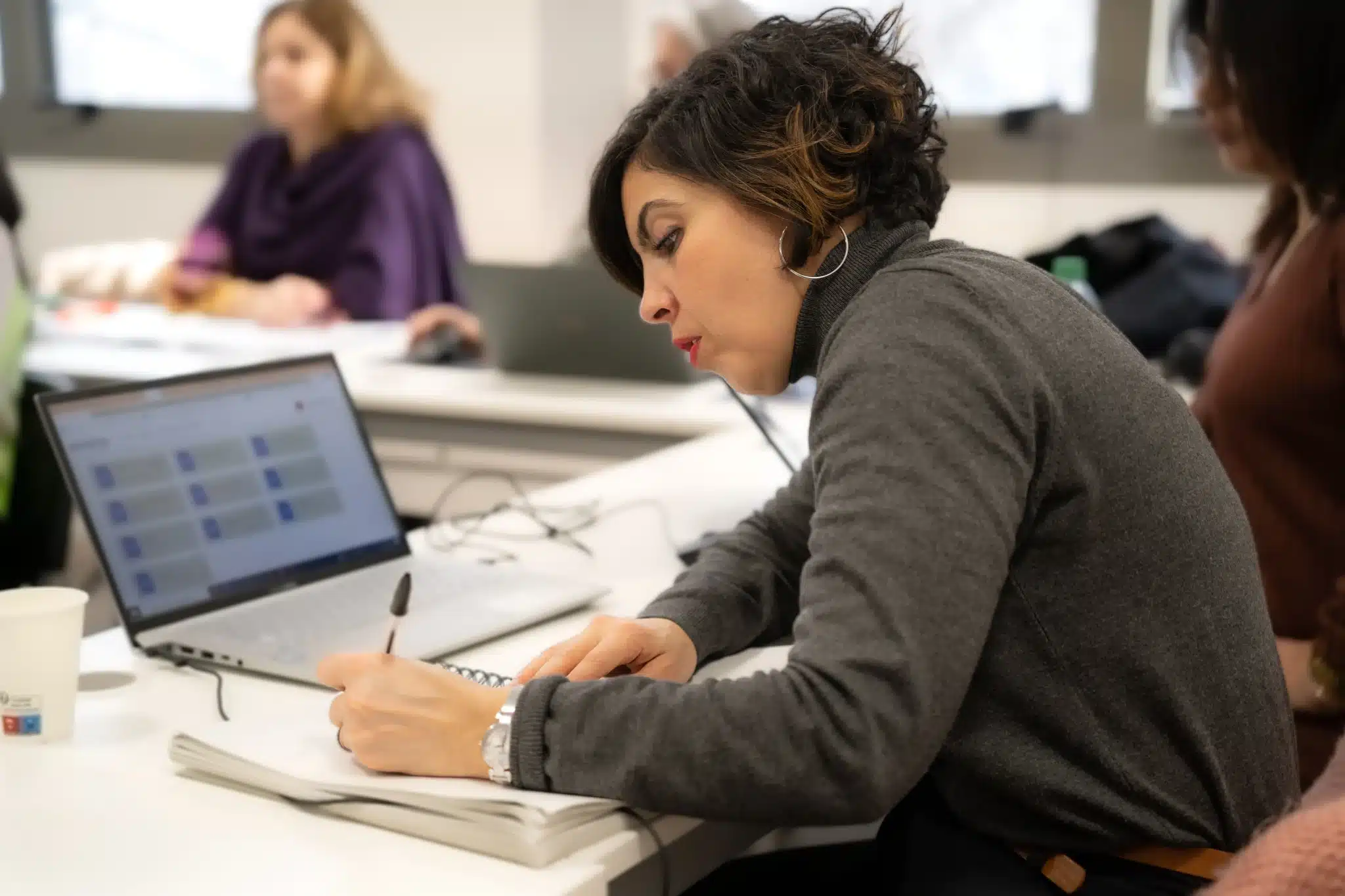 Apprenante prenant des notes