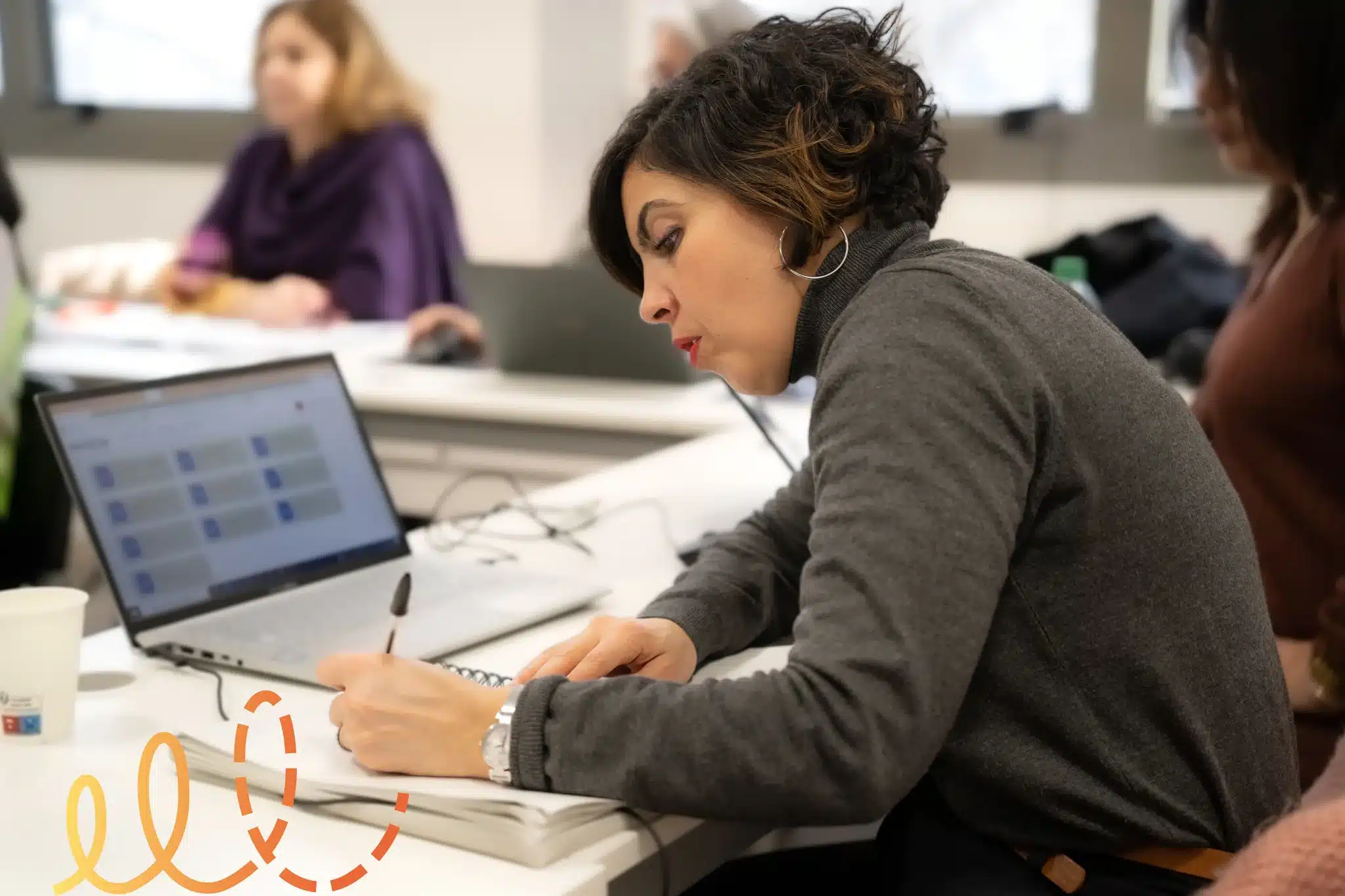 Apprenante prenant des notes