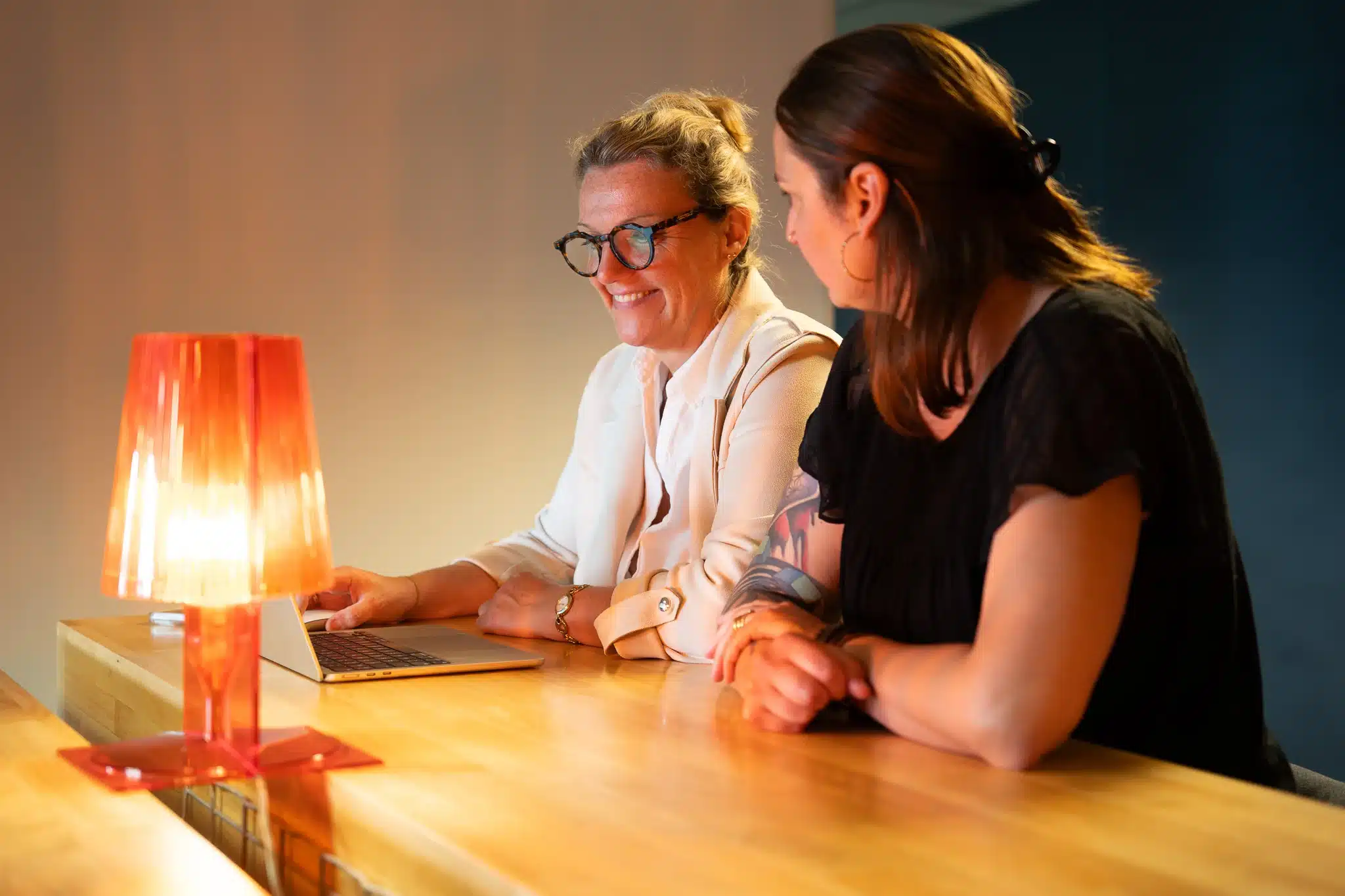 Apprenantes travaillant ensemble