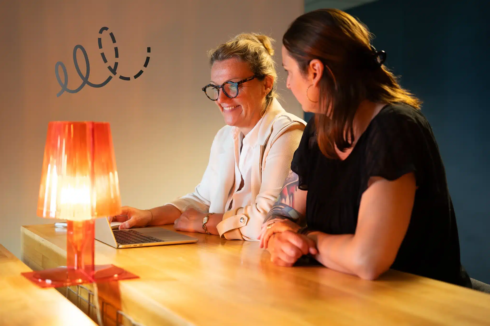 Apprenante travaillant ensemble