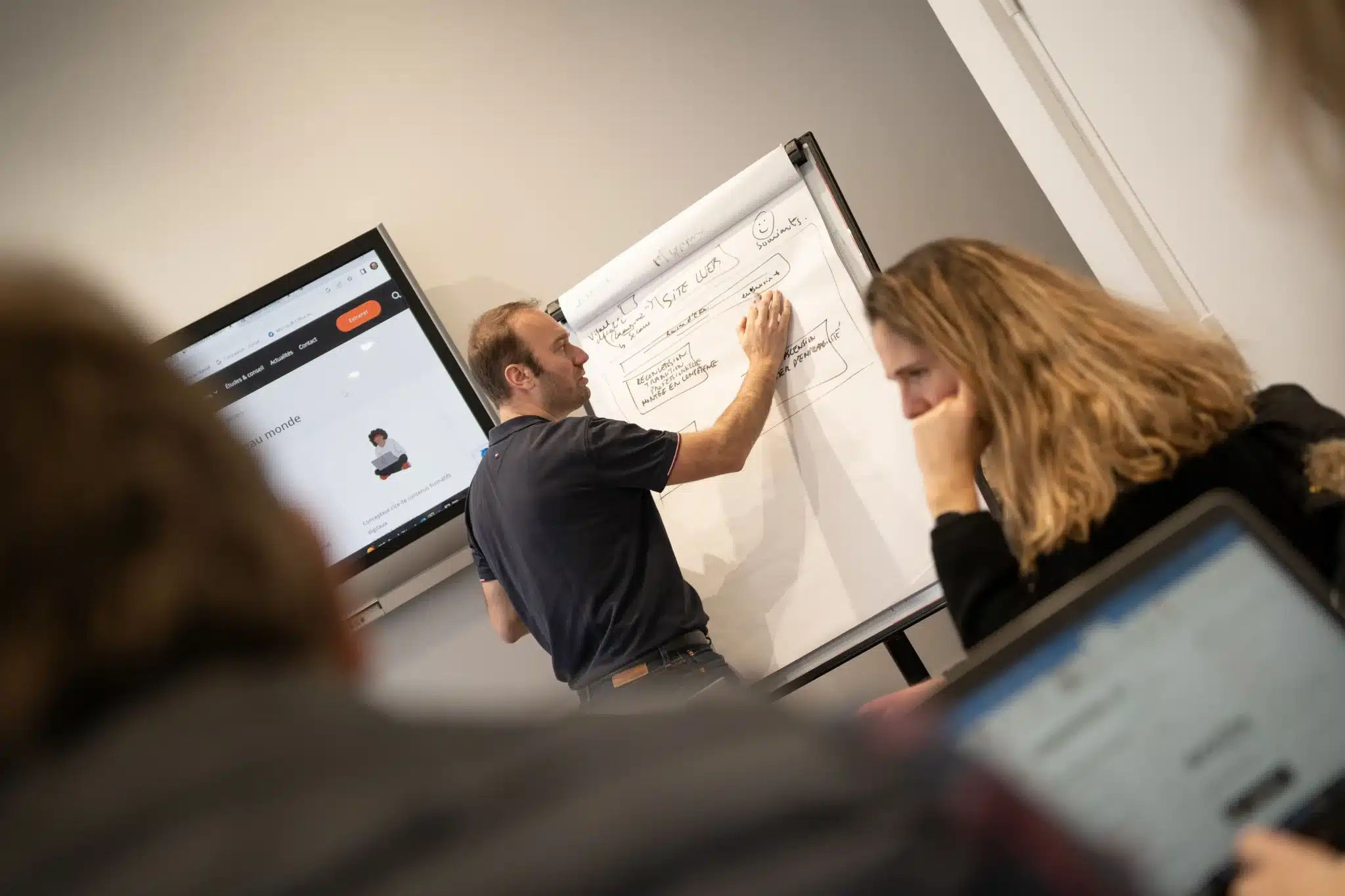 Collaborateur expliquant un schèma