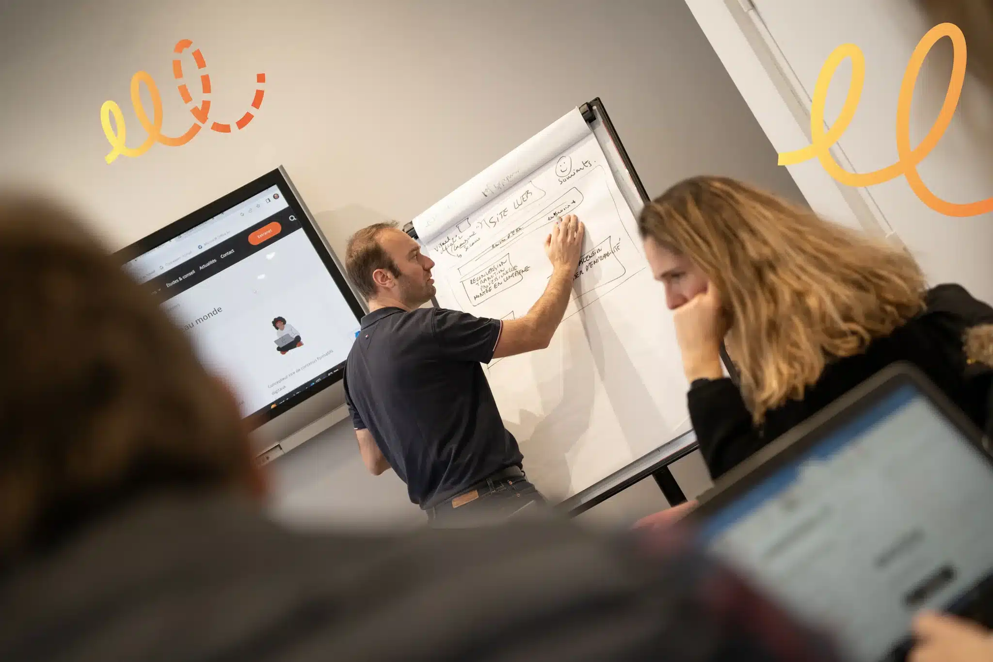 Collaborateur expliquant un schéma