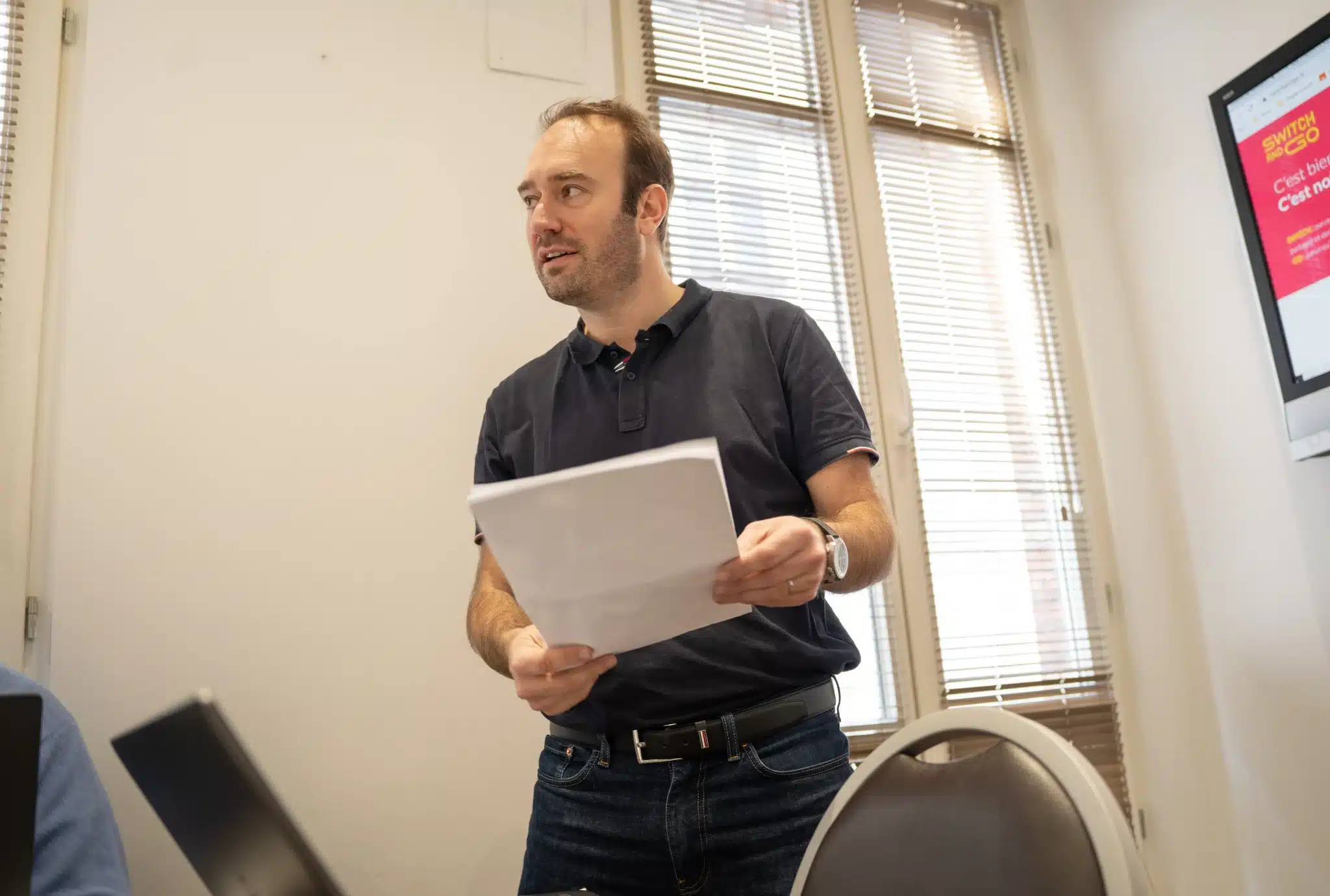 Collaborateur qui lit un document