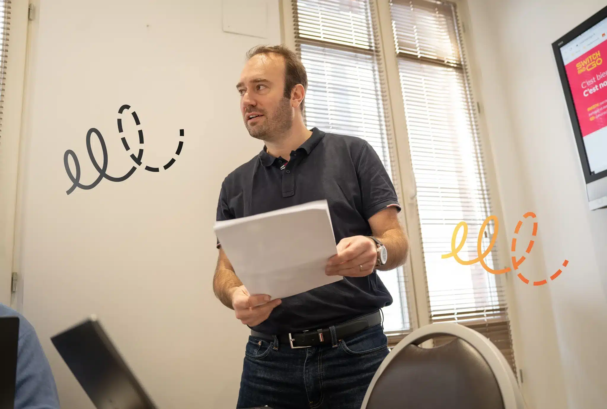 Collaborateur qui lit un document