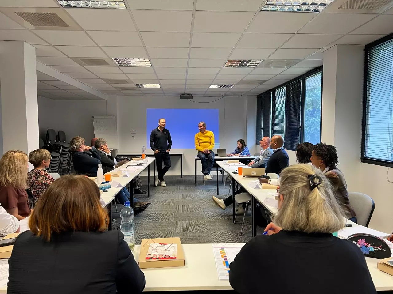 Collaborateur en pleine présentation devant leurs équipes
