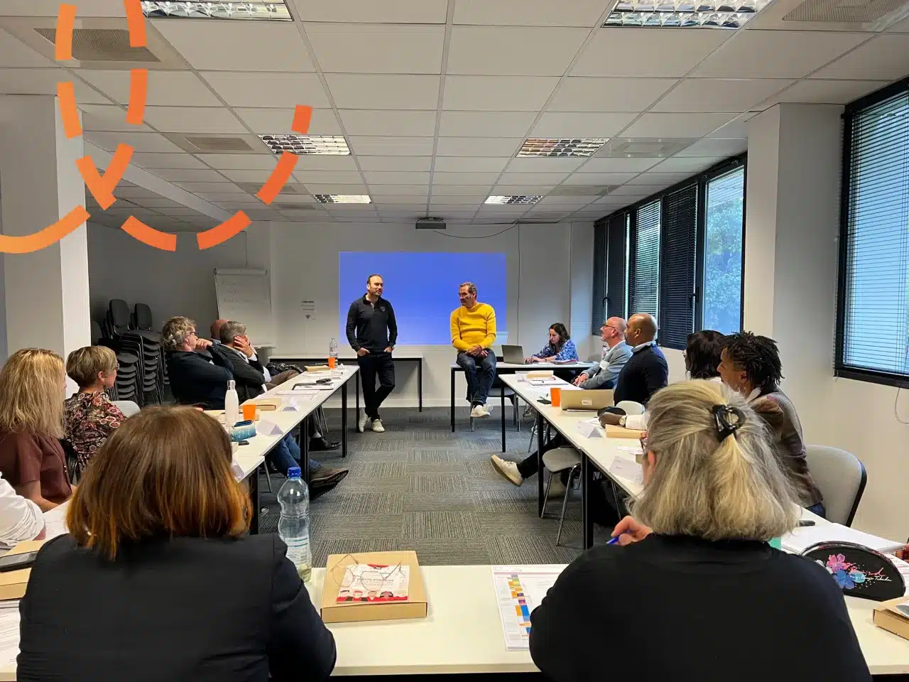 Collaborateur en pleine présentation devant leurs équipes (2)