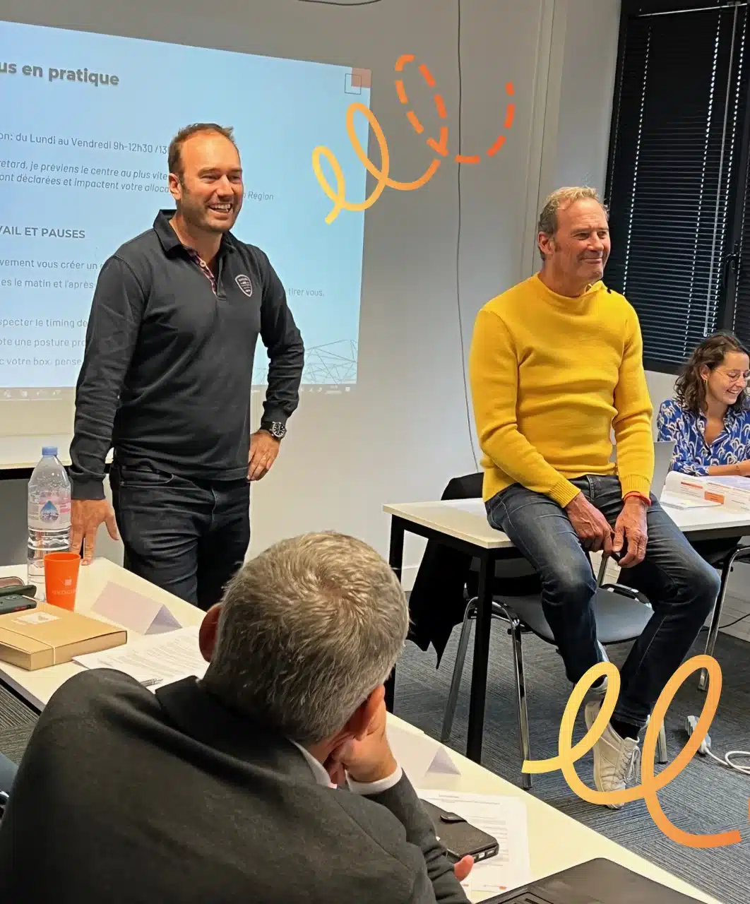 Collaborateurs en pleine présentation devant leurs équipes