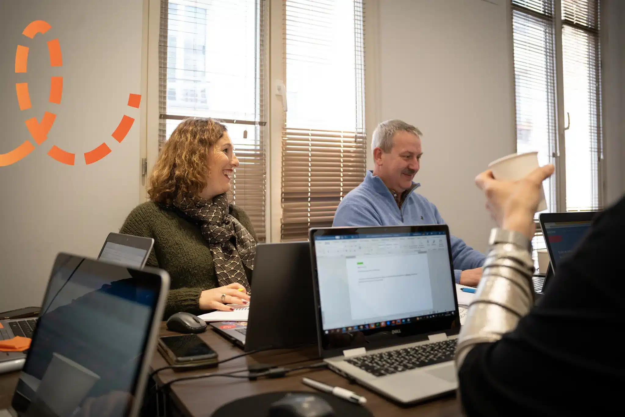 Collaborateurs sur leurs ordinateur pendant une réunion