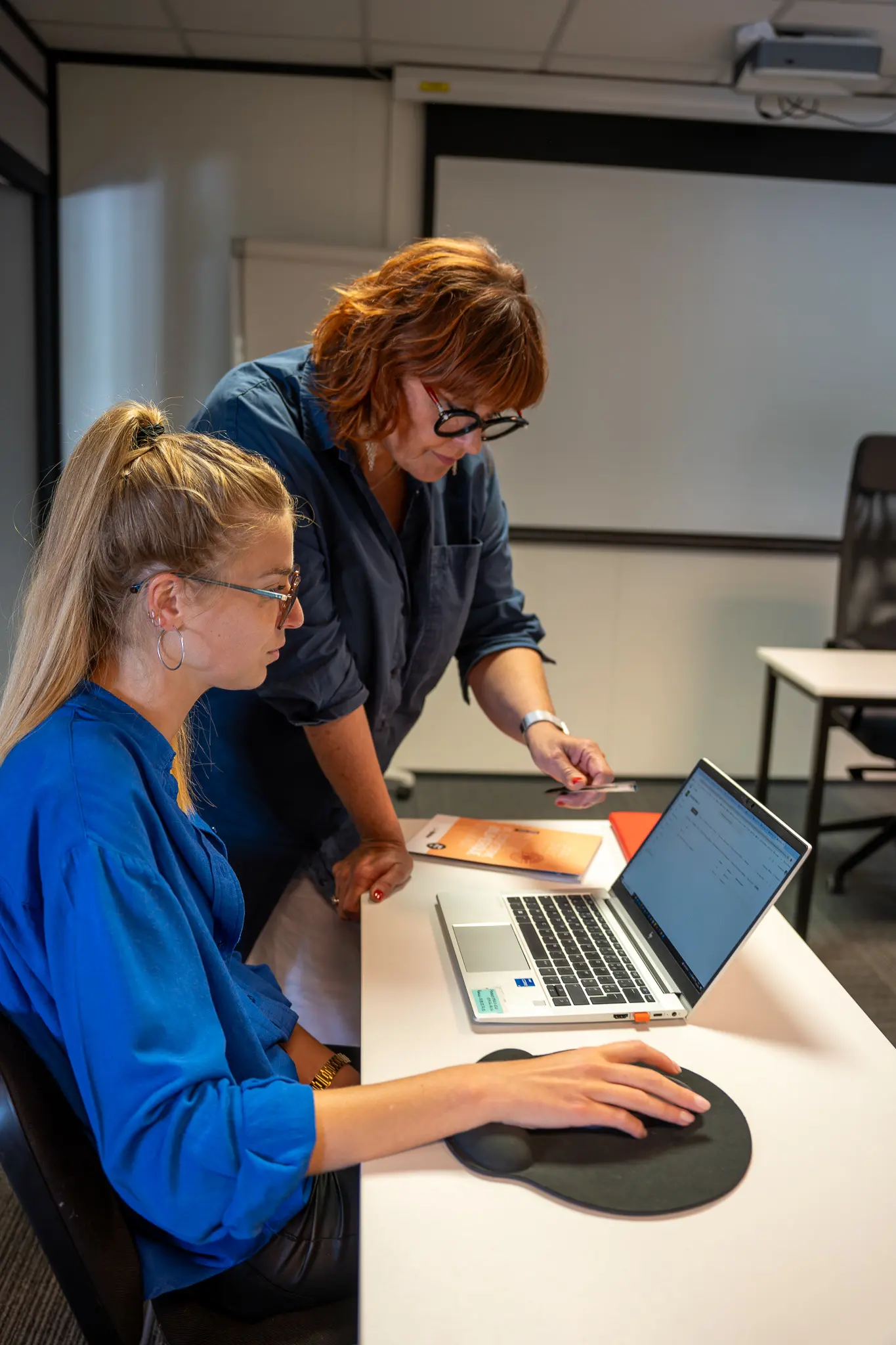 Collaboratrice aidant sa collègue