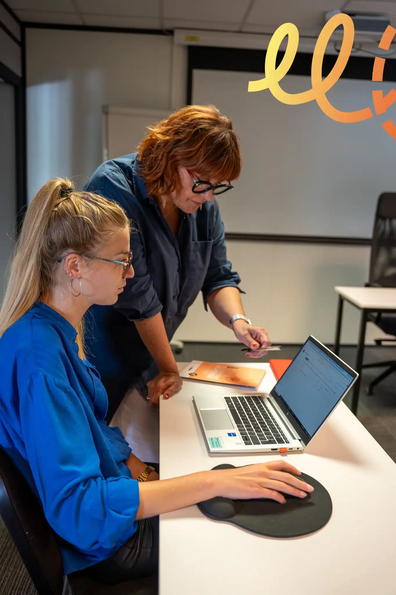 Collaboratrice aidant sa collègue