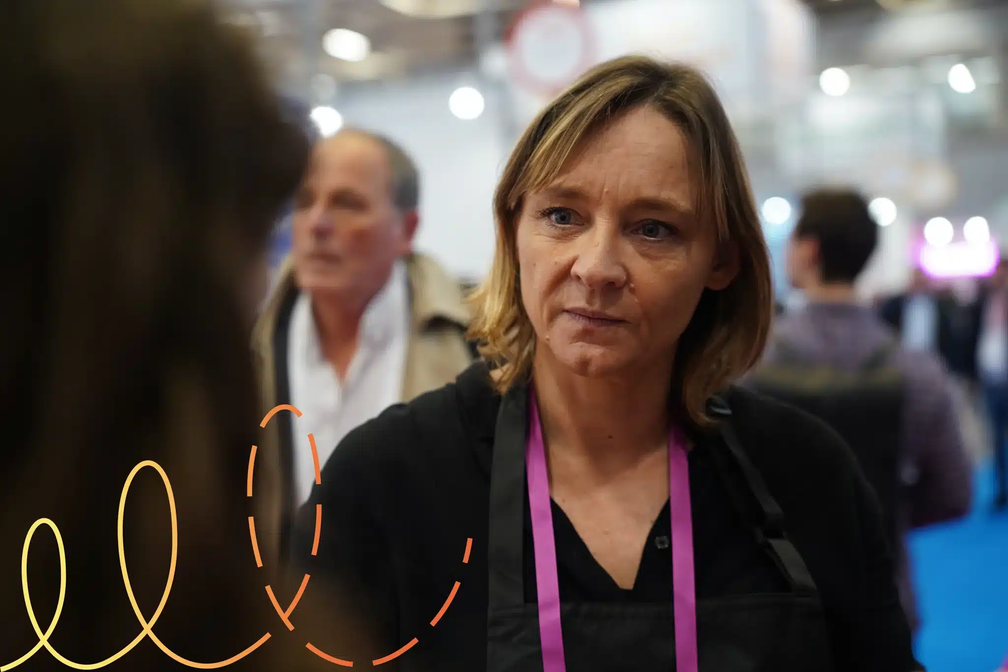 Collaboratrice en discussion