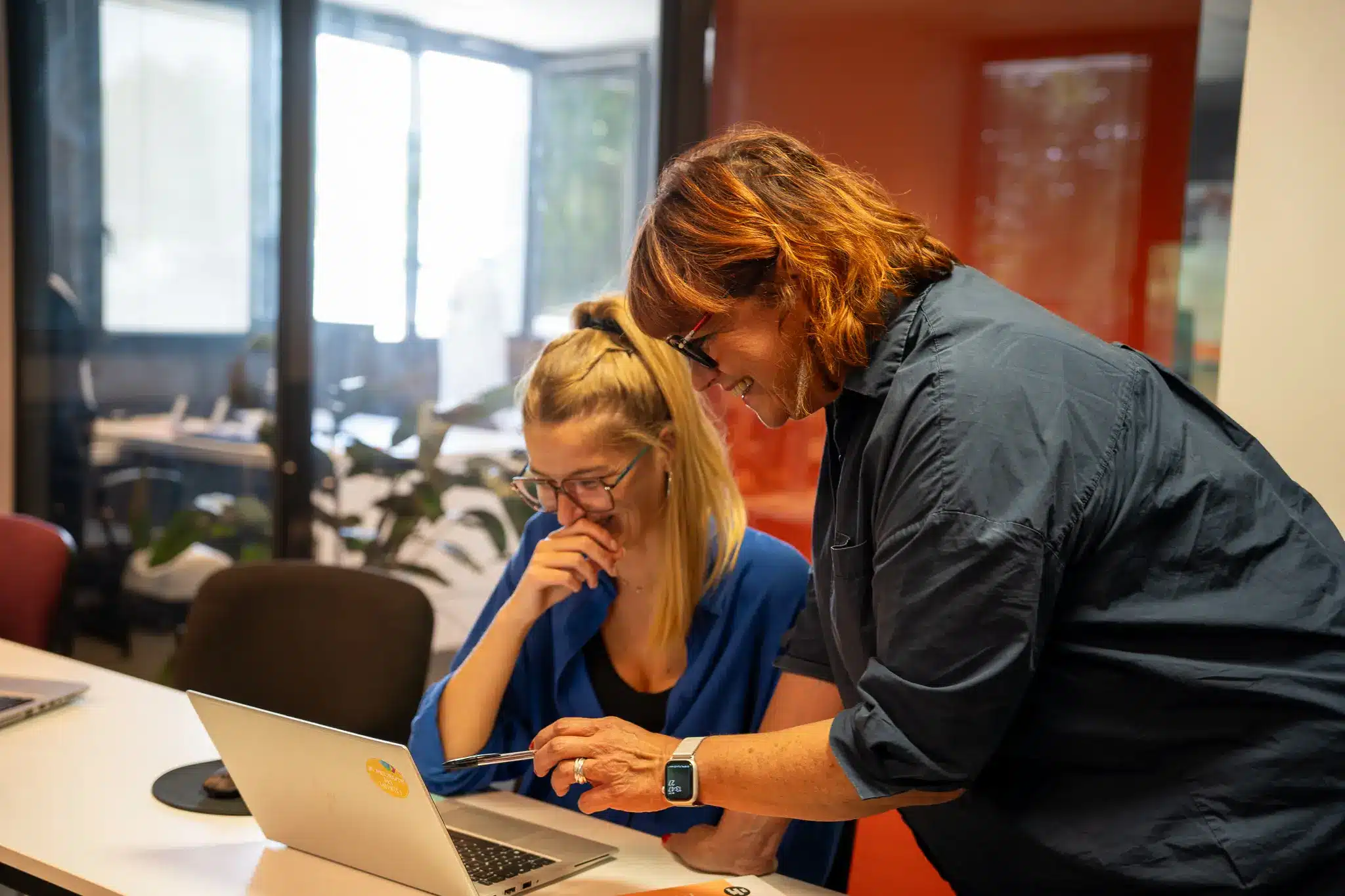 Collaboratrice heureuse d'aider sa collègue