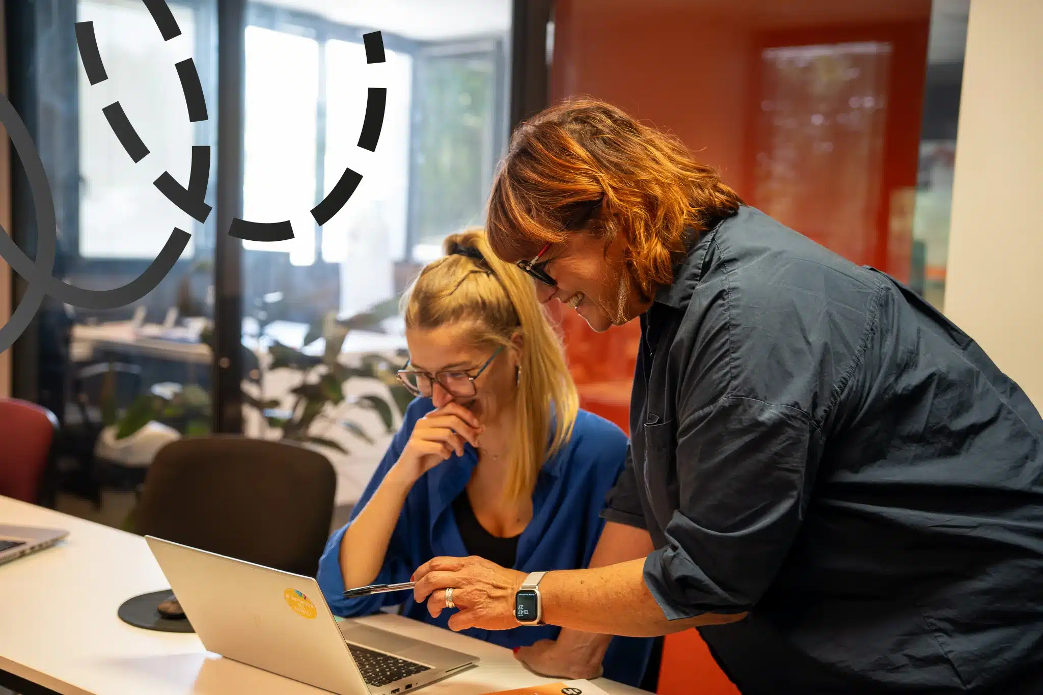 Collaboratrice heureuse d'aider sa collègue