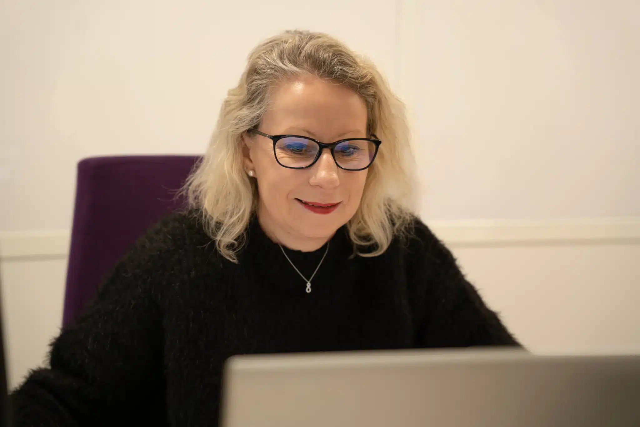 Collaboratrice heureuse de travailler