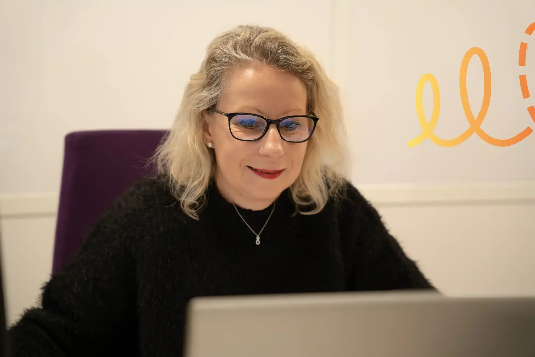 Collaboratrice heureuse de travailler