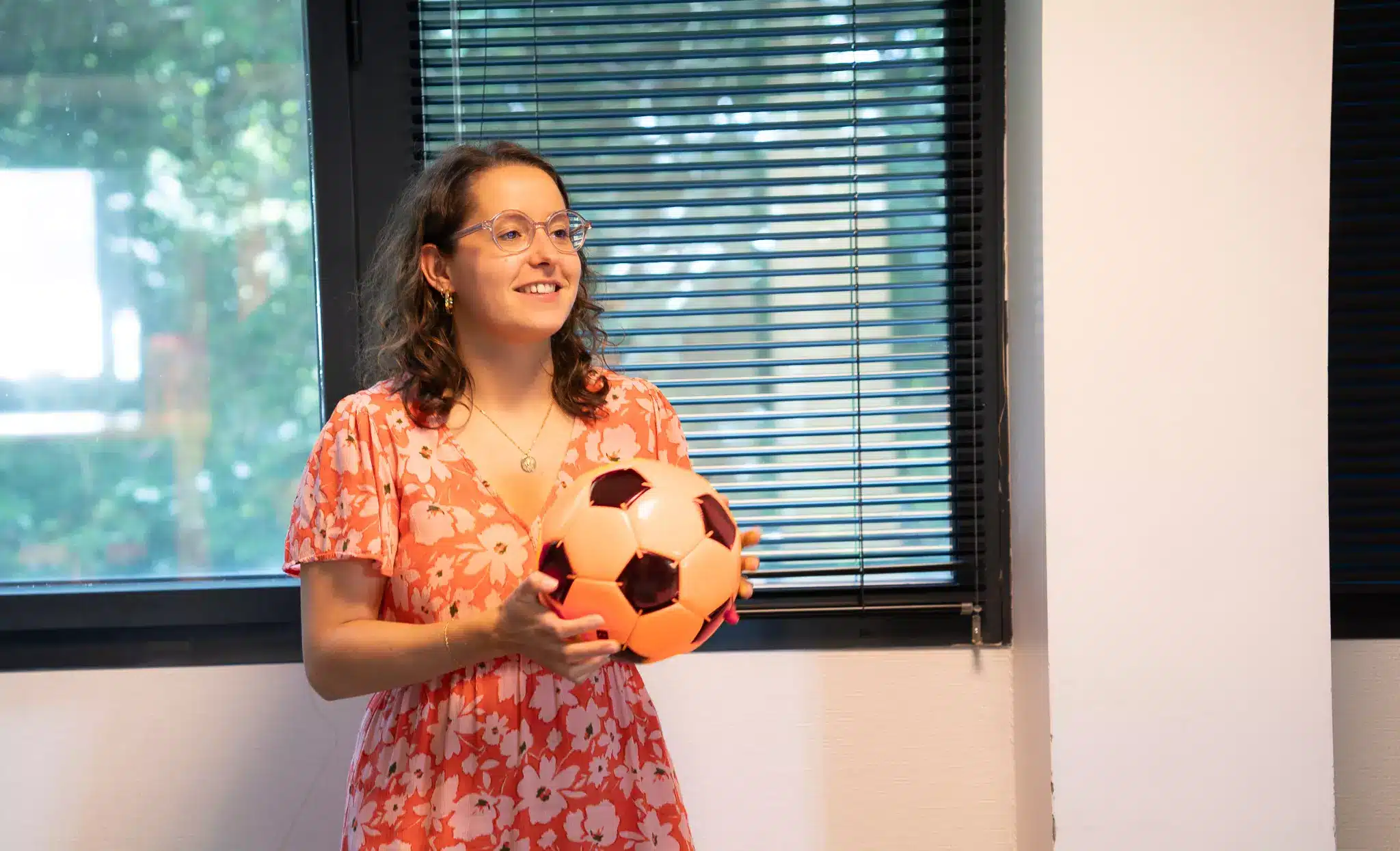 Collègue avec un ballon dans les mains
