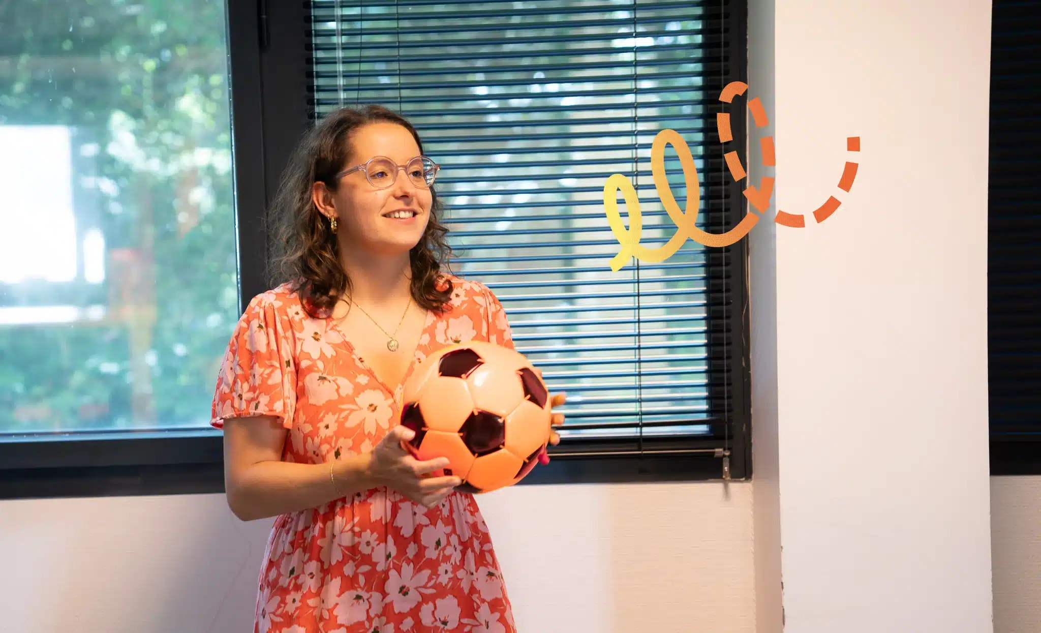 Collègue avec un ballon dans les mains