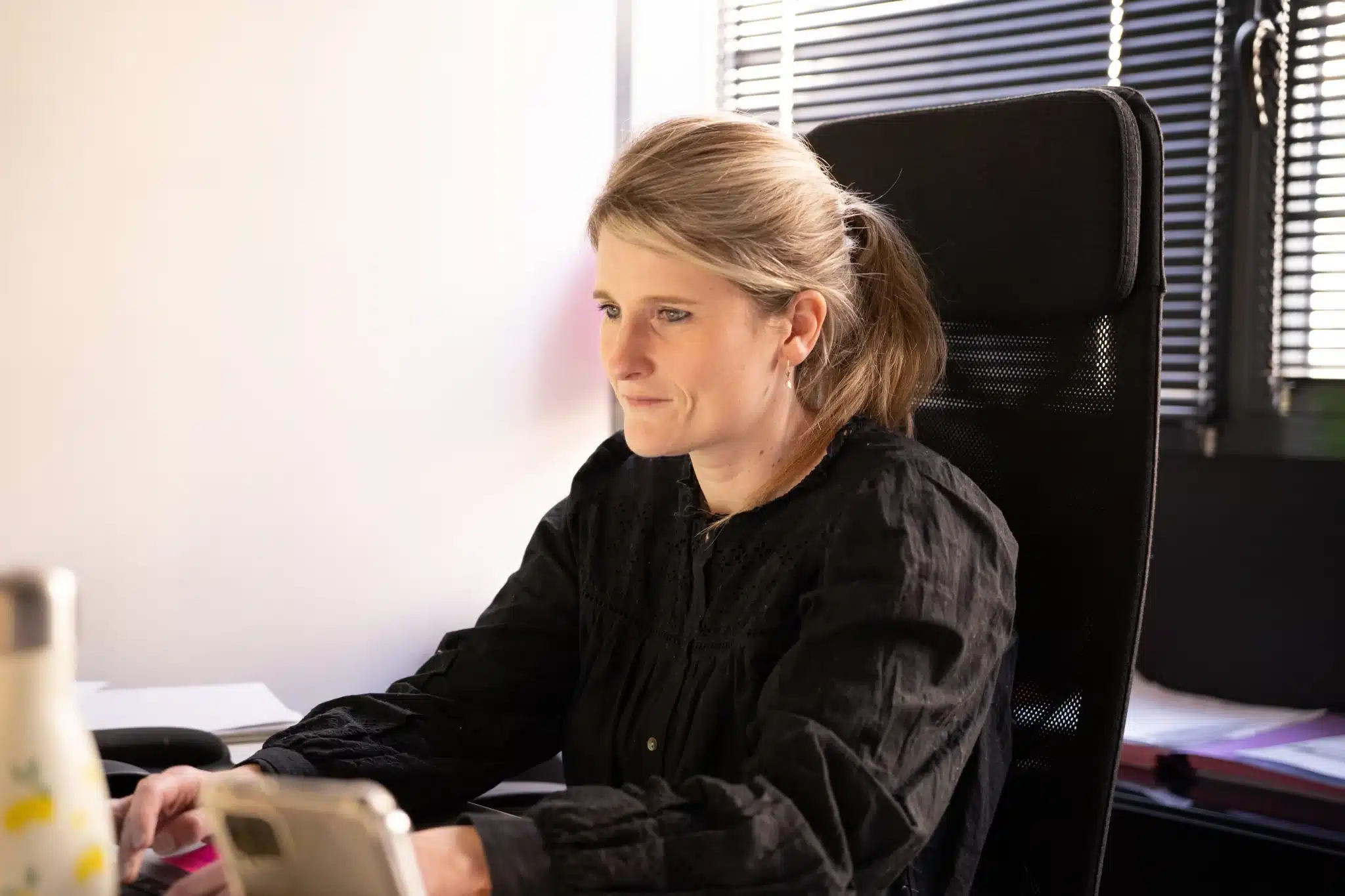 Collègue concentrée