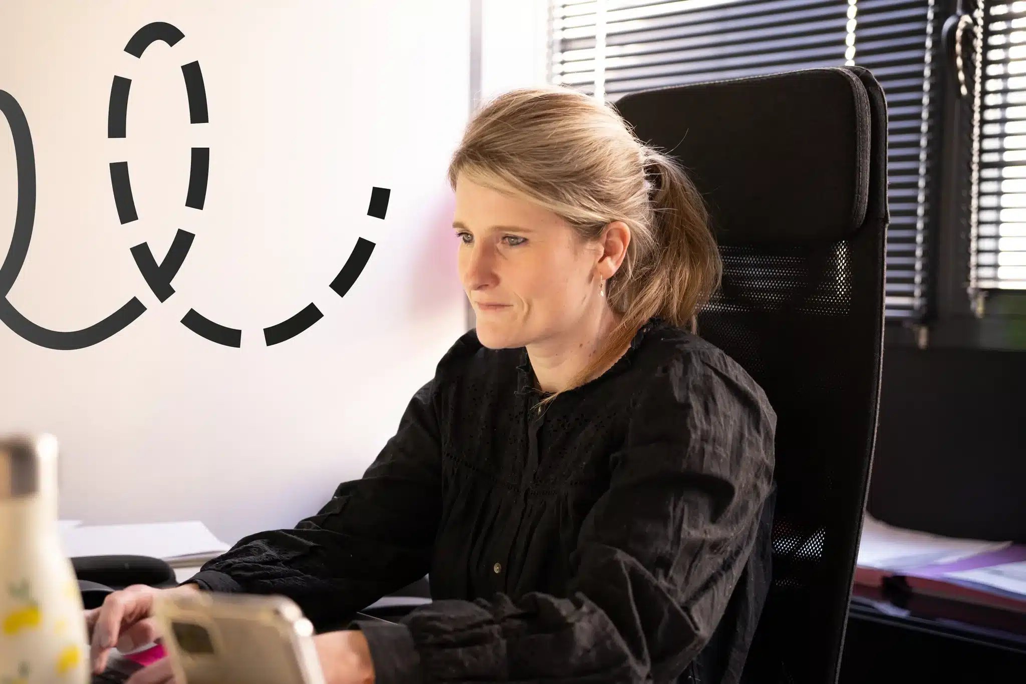 Collègue concentrée