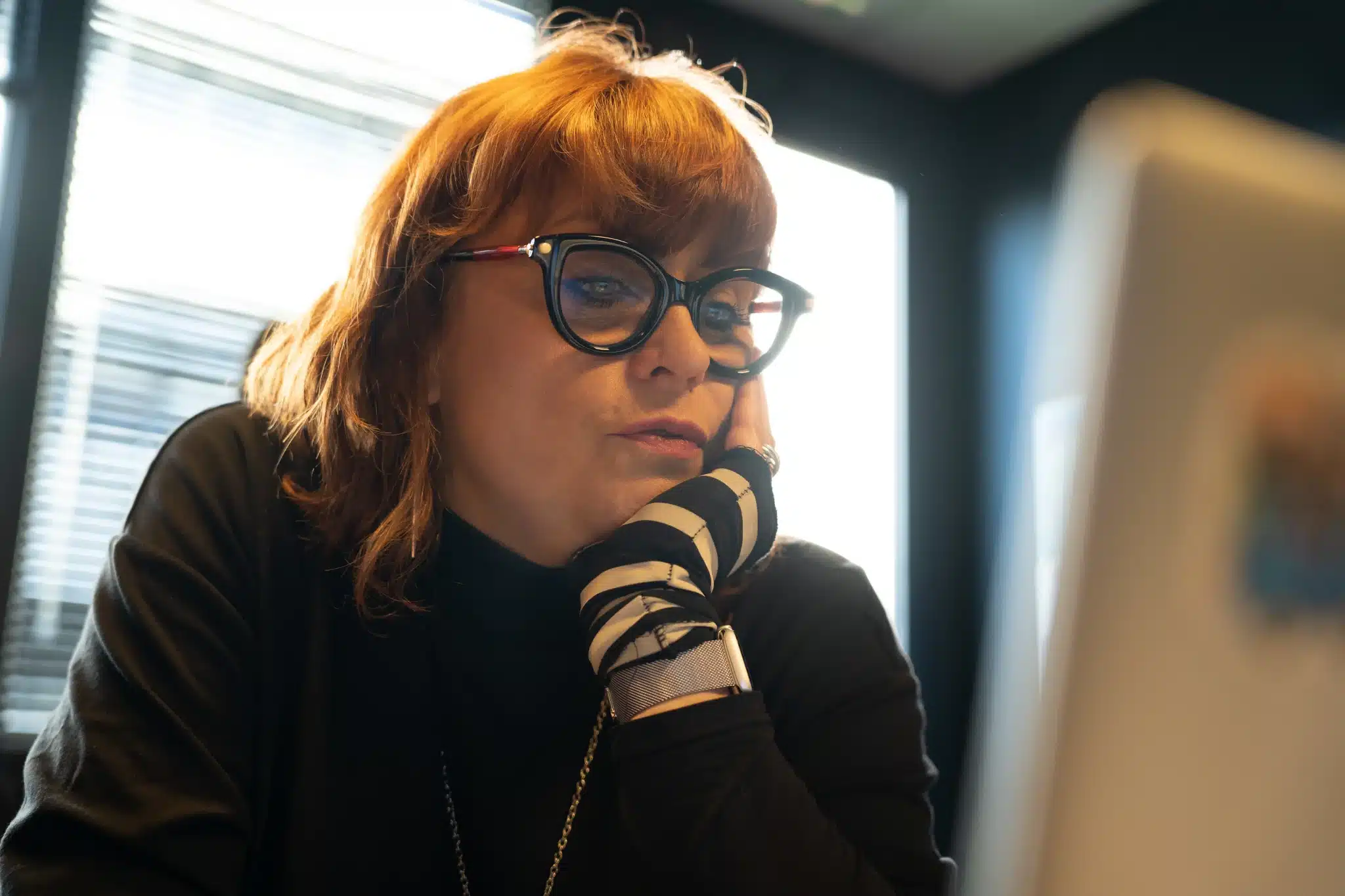 Collègue concentrée sur son ordinateur