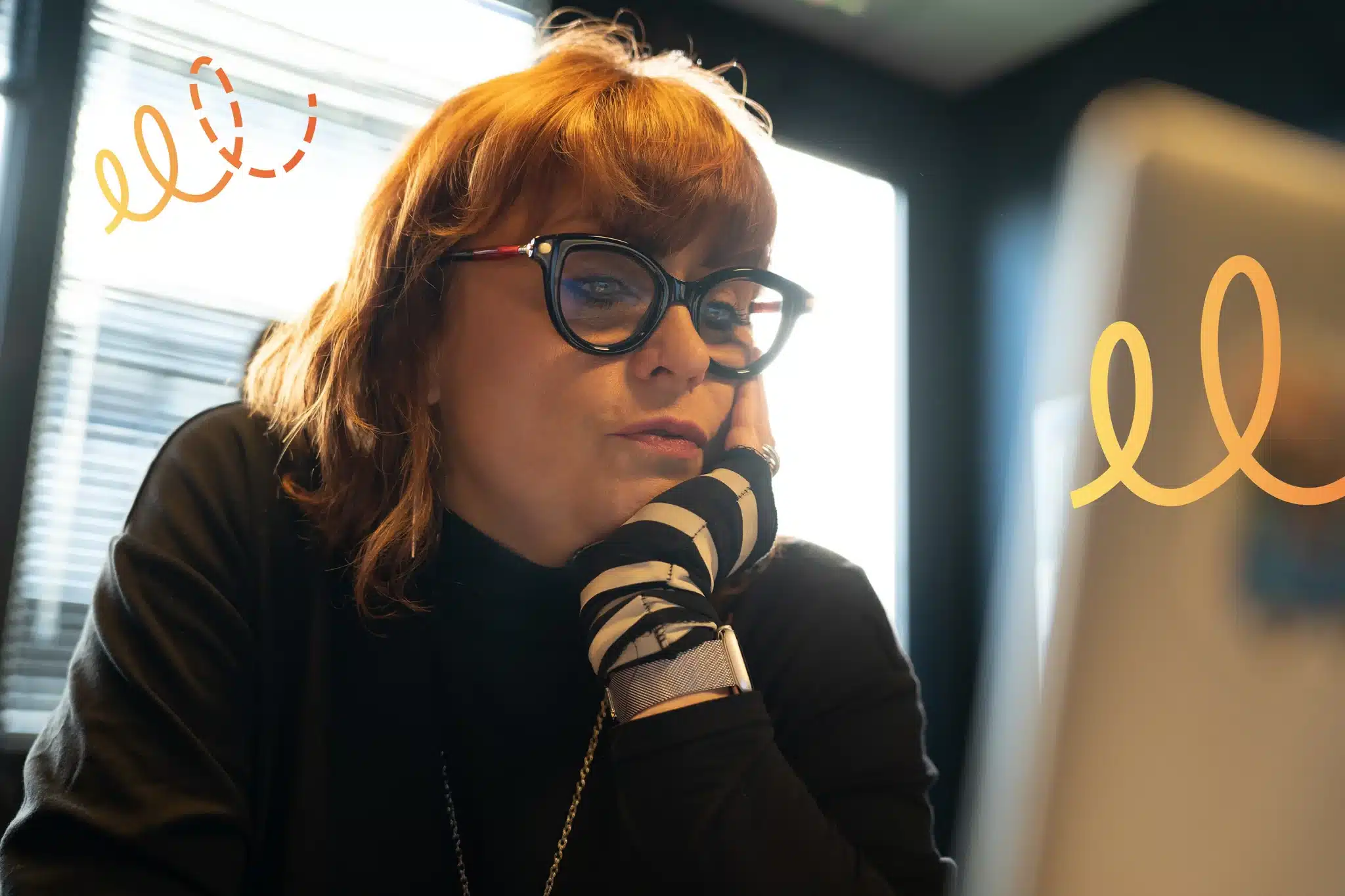 Collègue concentrée sur son ordinateur