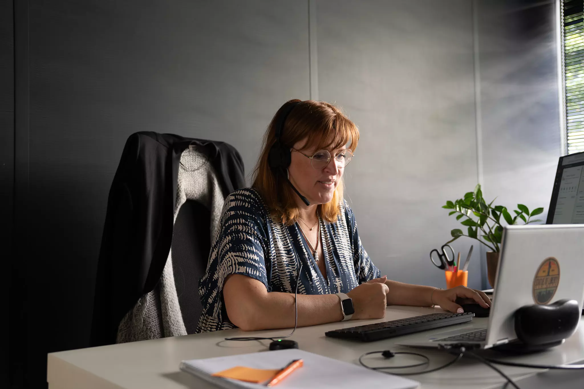Collègue en pleine discussion teams