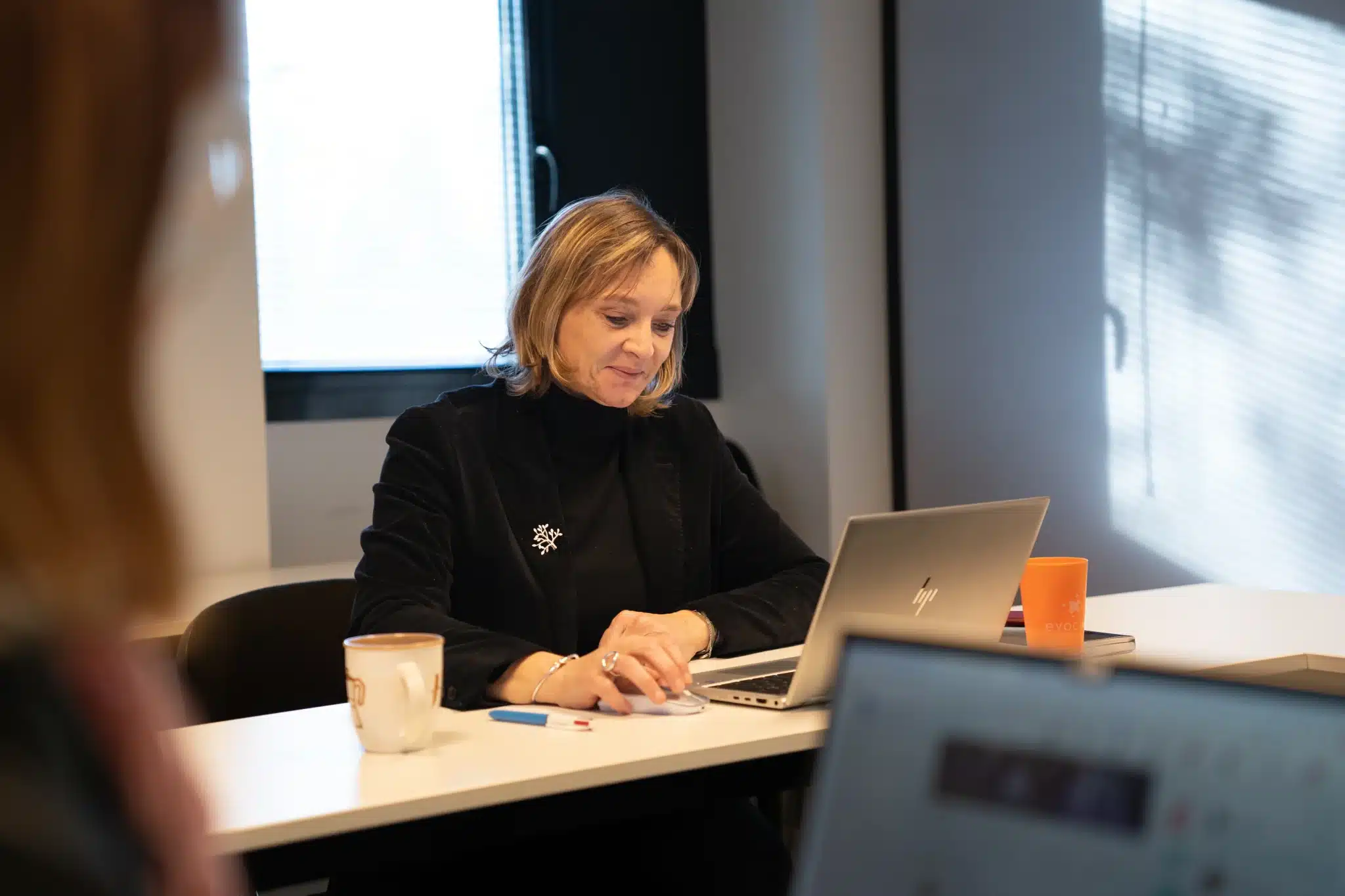 Collègue heureuse devant son ordinateur