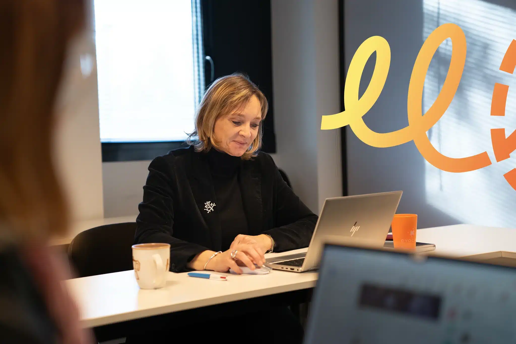 Collègue heureuse devant son ordinateur