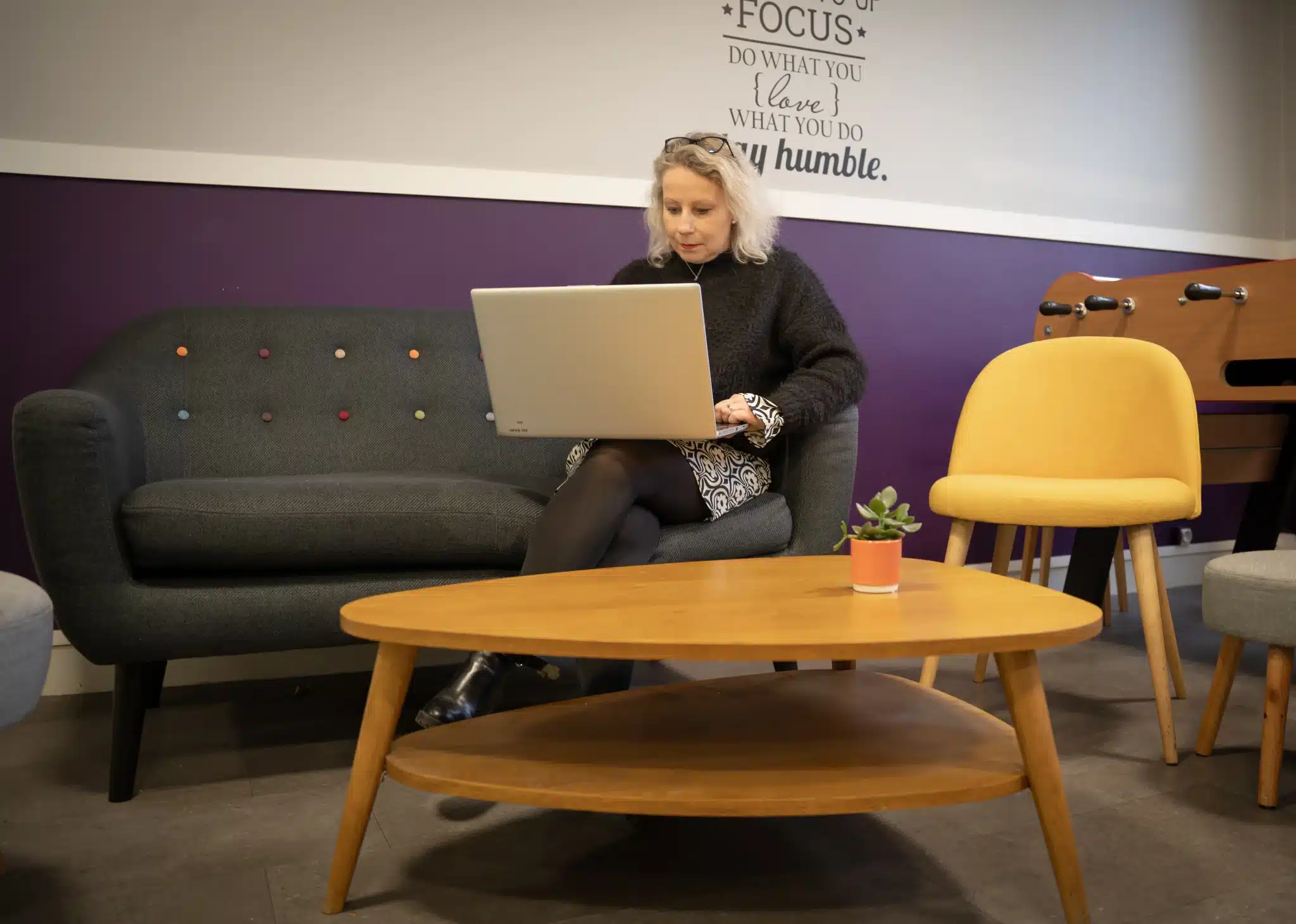 Collègue travaillant sur son pc portable dans l'open space (2)