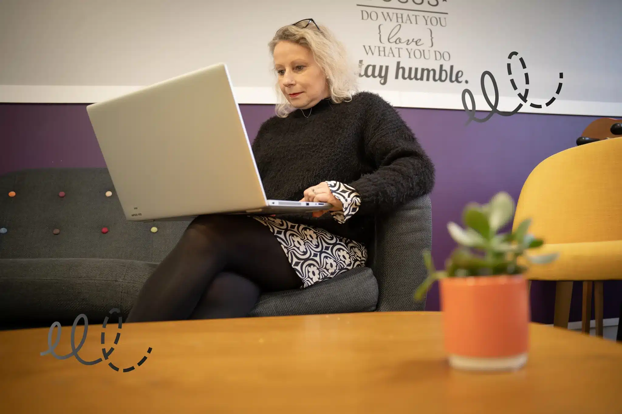 Collègue travaillant sur son pc portable dans l'open space