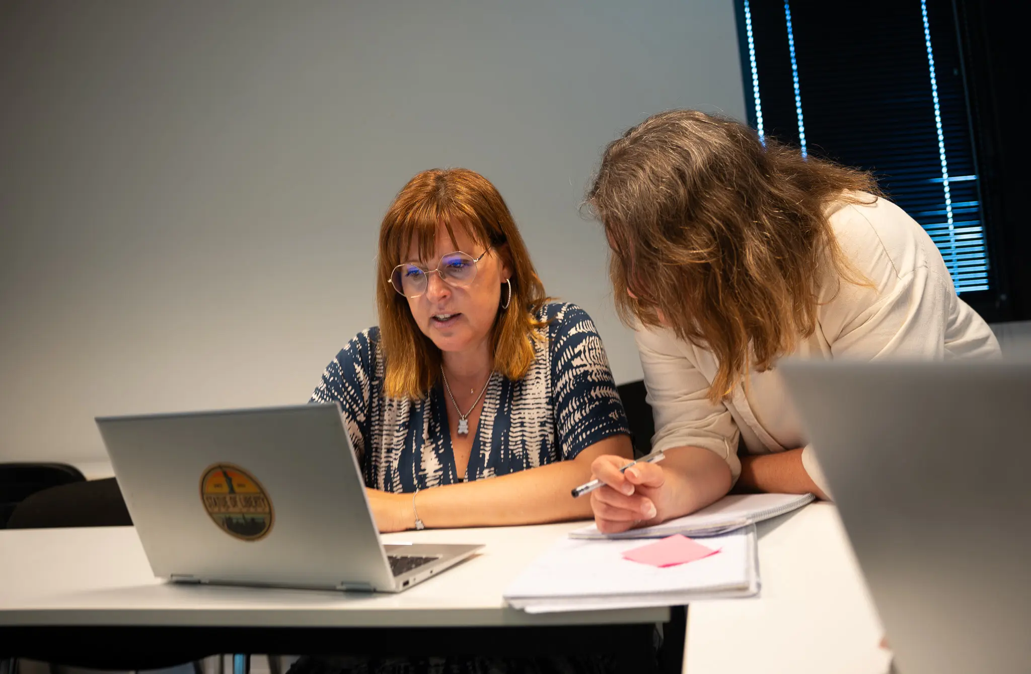 Collègues en discussion pour solutionner un problème