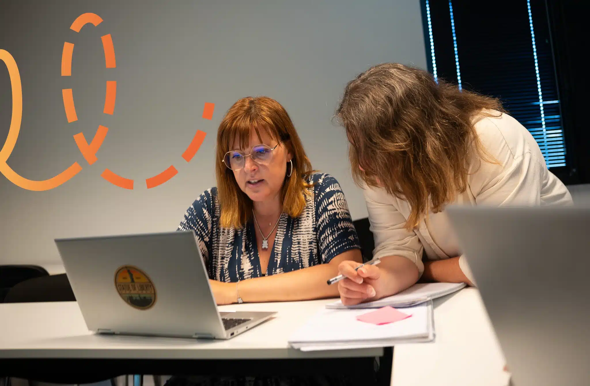 Collègue en discussion pour solutionner un problème