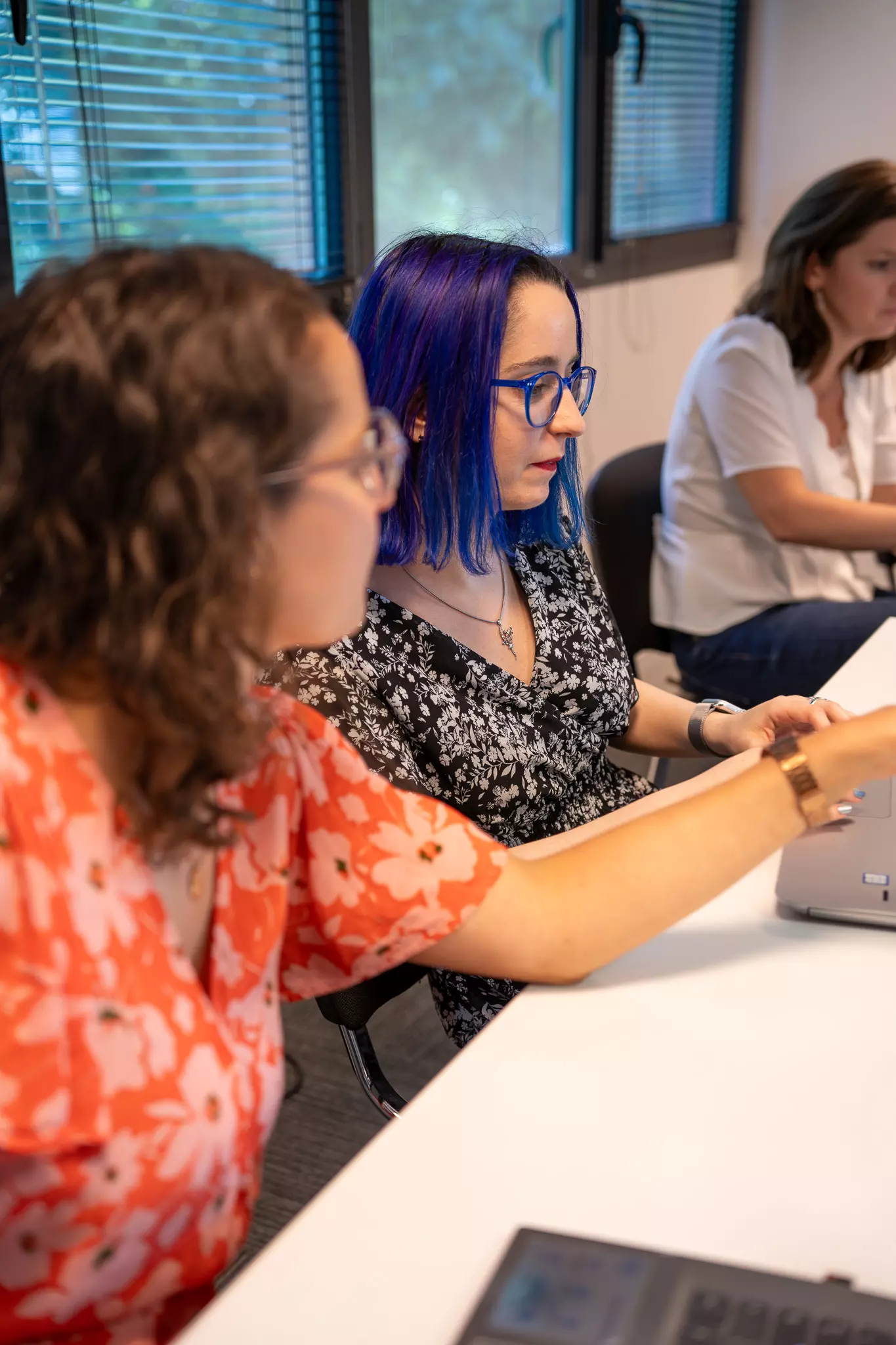 Collègues s'entraidant dans leur travail