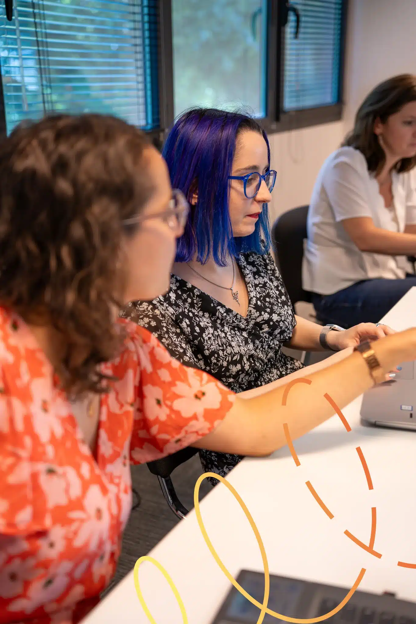 Collègues s'entraidant dans leur travail