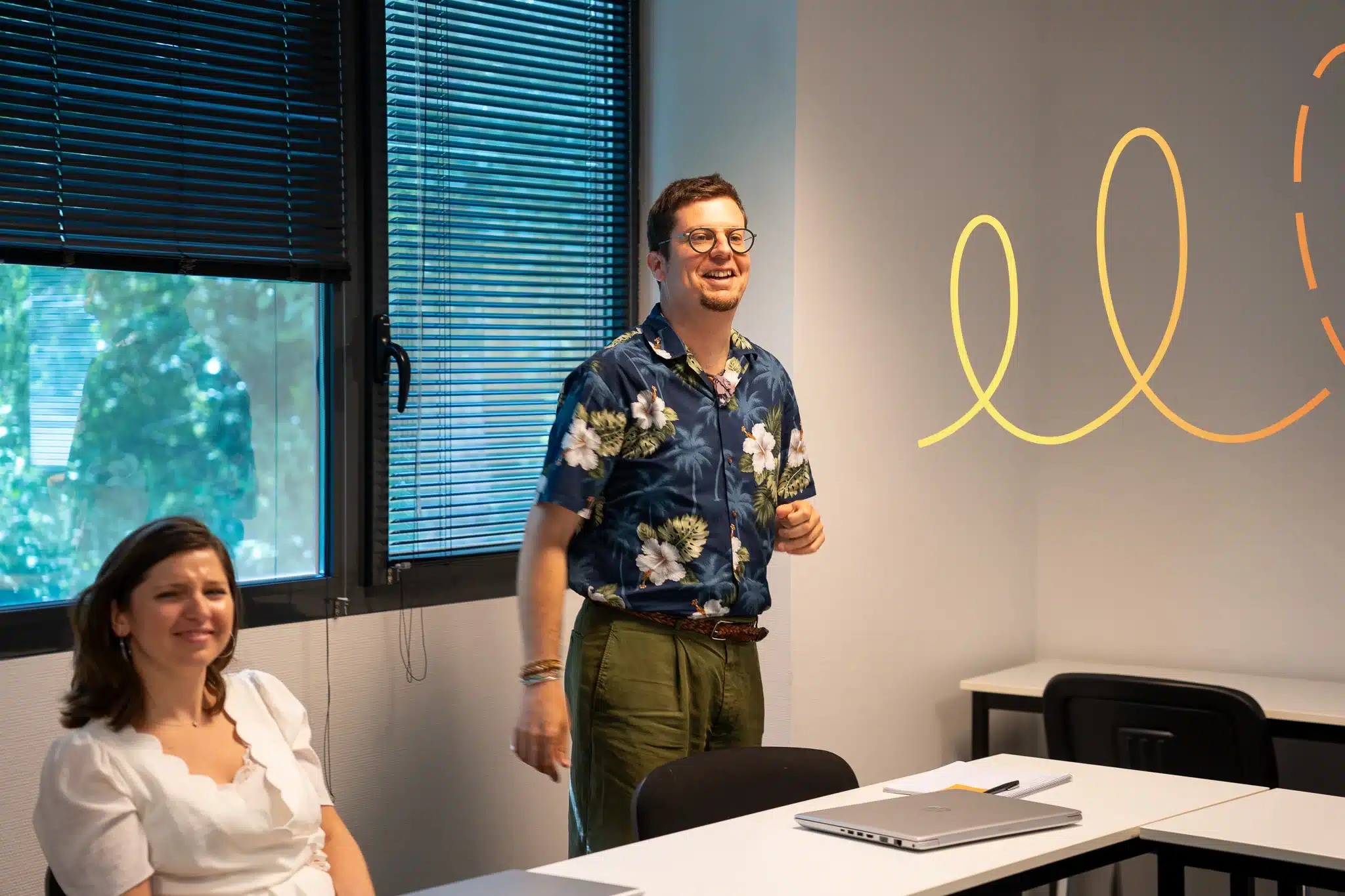 Collègues souriants