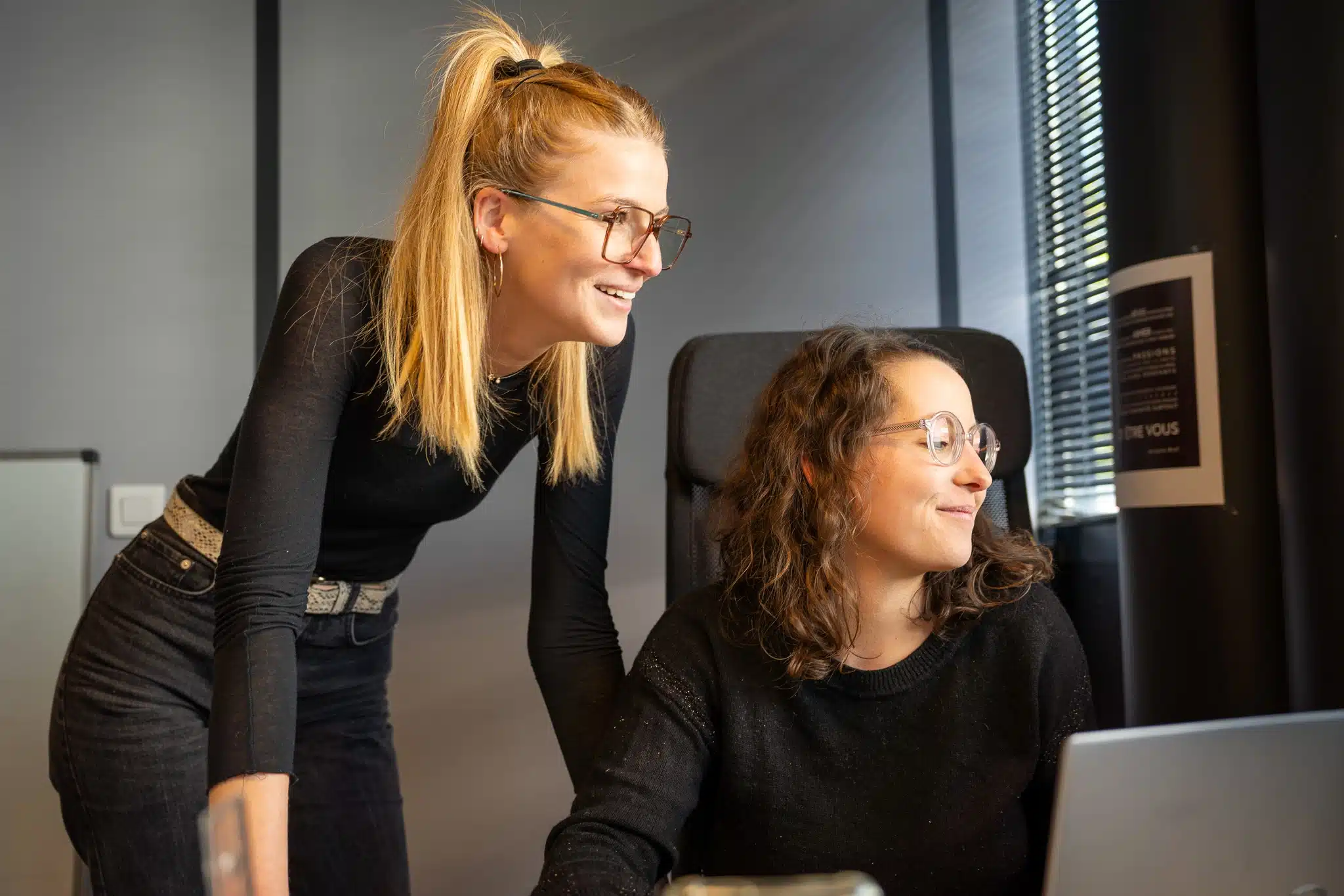 Collègues travaillant sur une projet commun