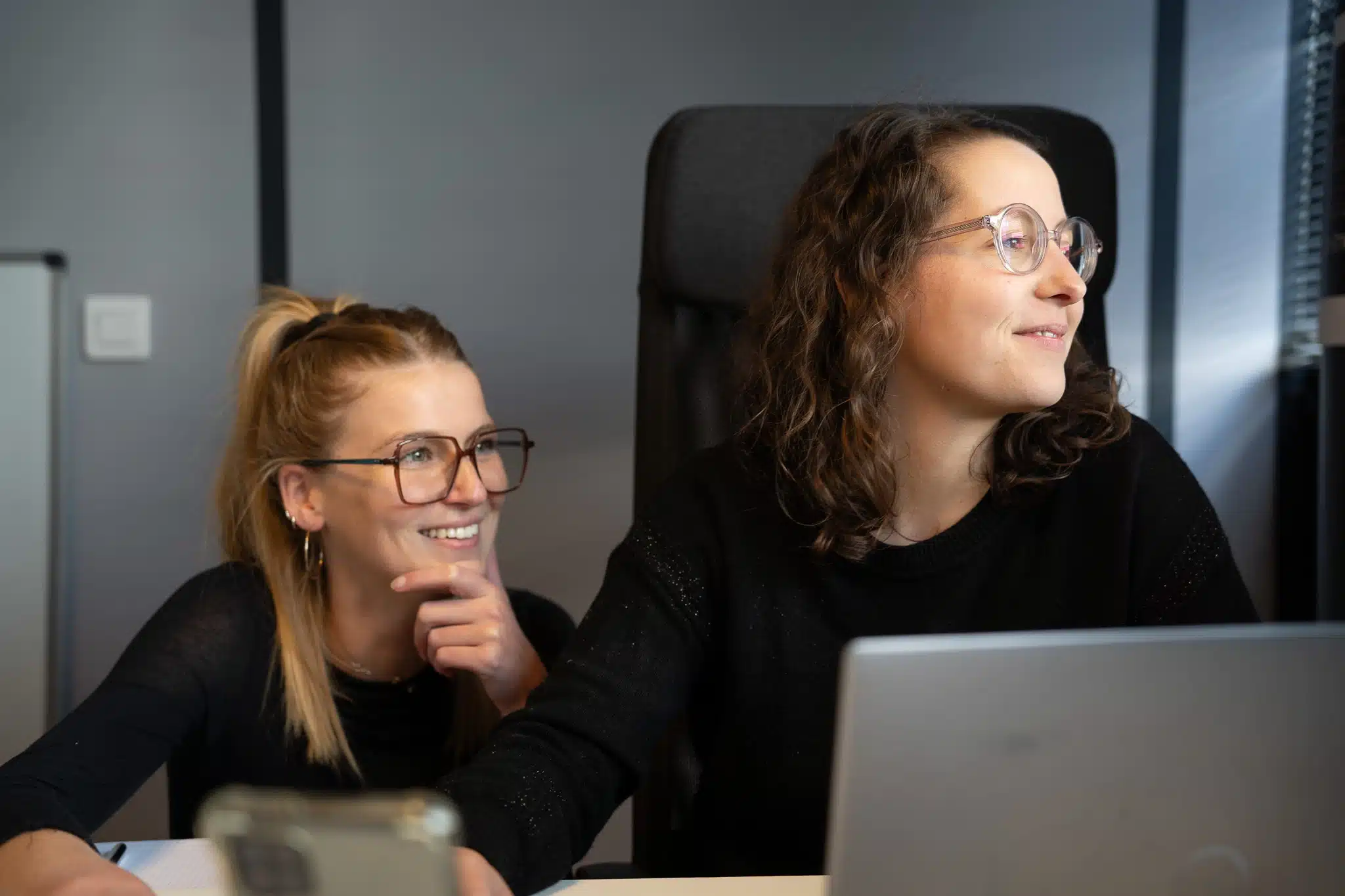 Deux collègues en train de réfléchir