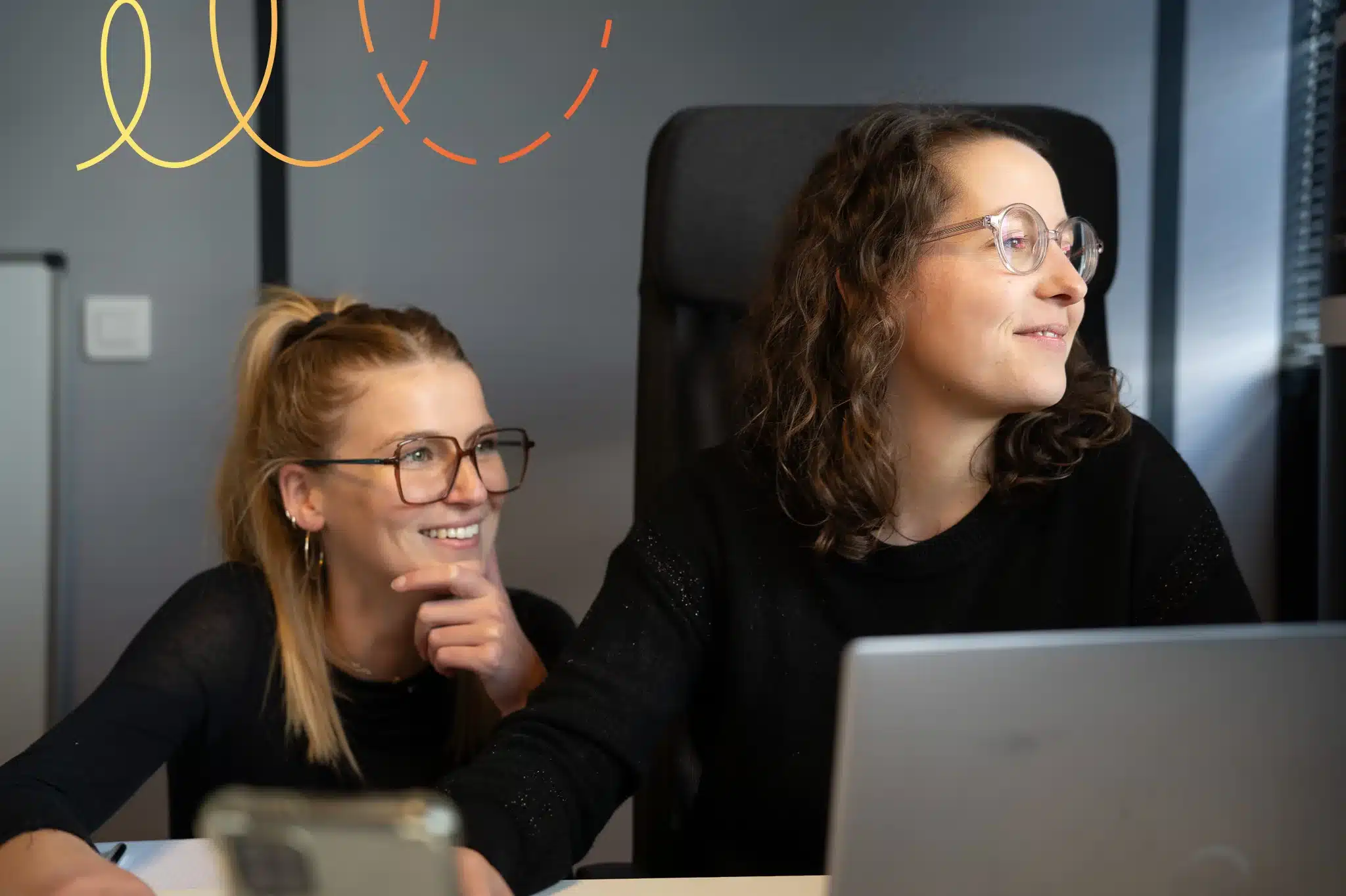 Deux collègues en train de réléchir