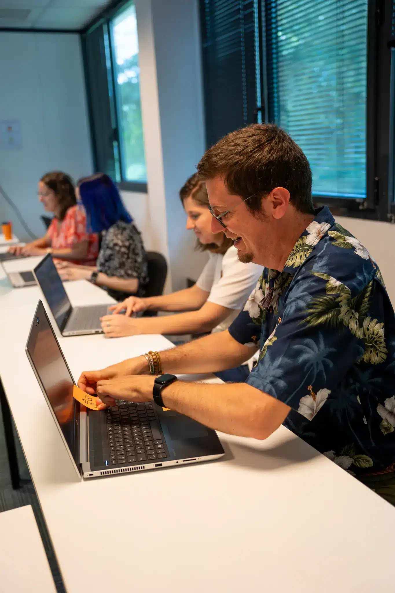 Etudiants travaillant sur leurs ordinateurs