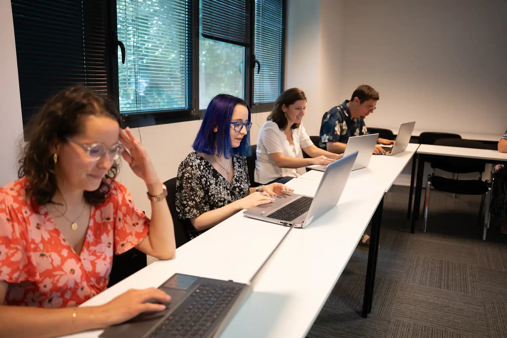 Equipe travaillant sur leurs ordinateurs