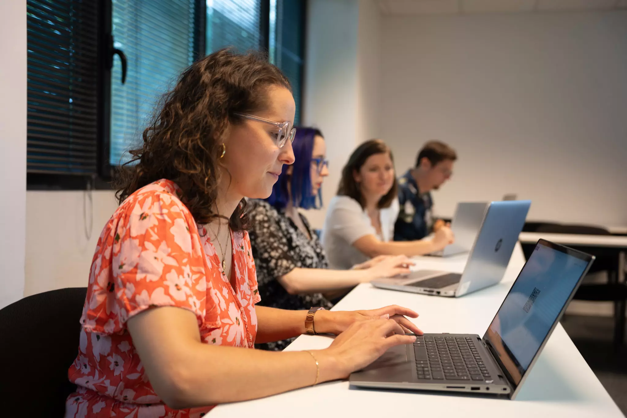 Equipe travaillant sur leurs ordinateurs