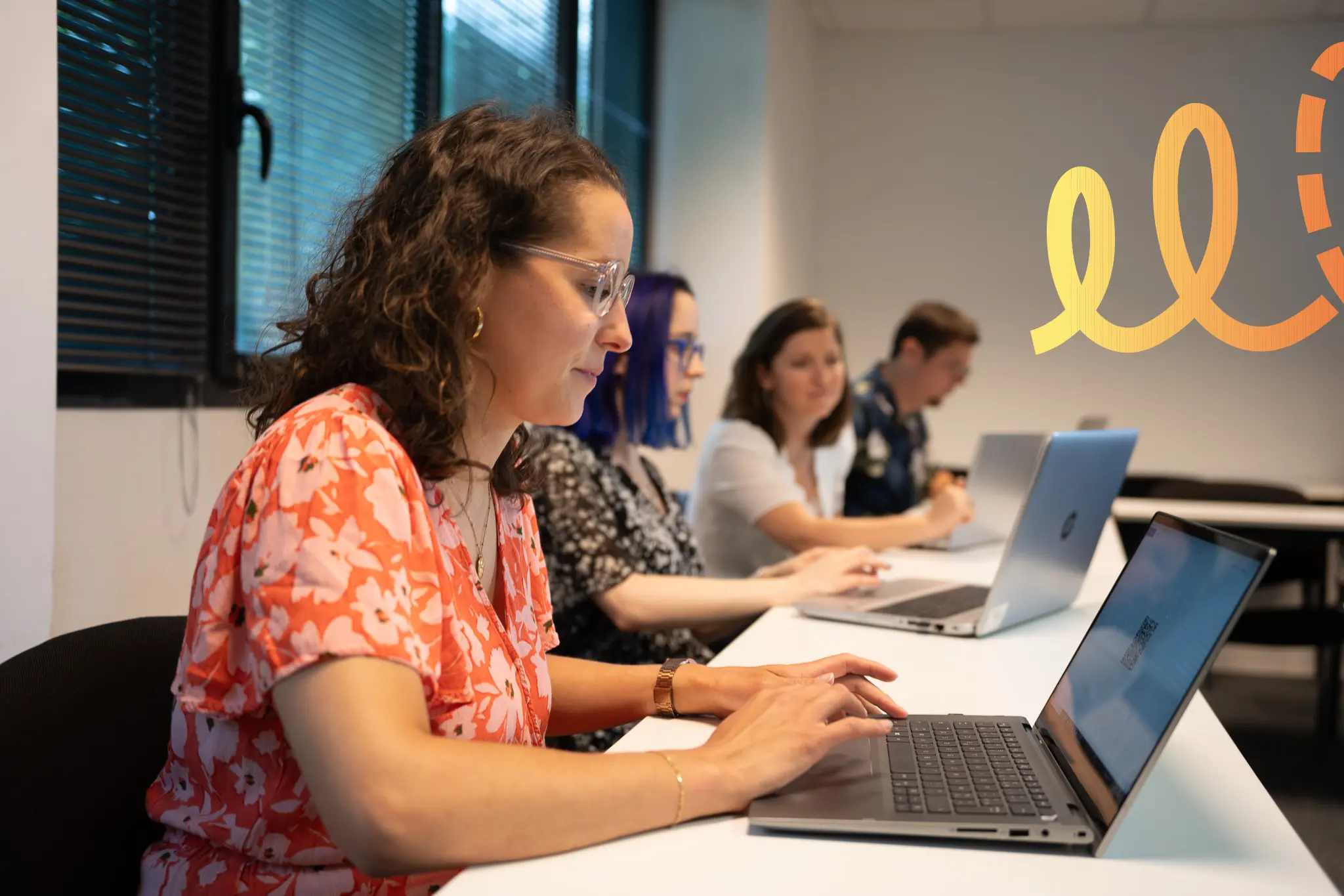 Equipe travaillant sur leurs ordinateurs (3)