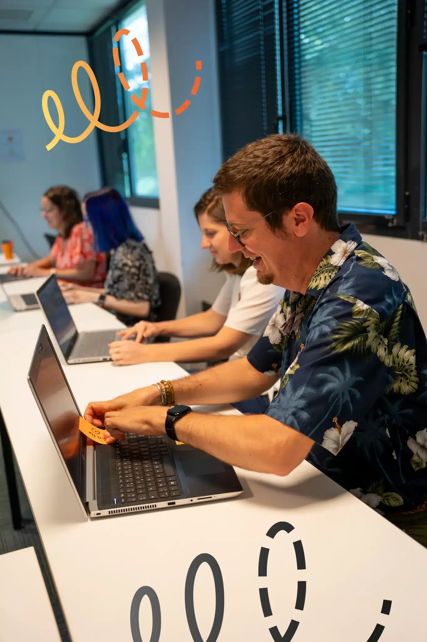 Equipe travaillant sur leurs ordinateurs